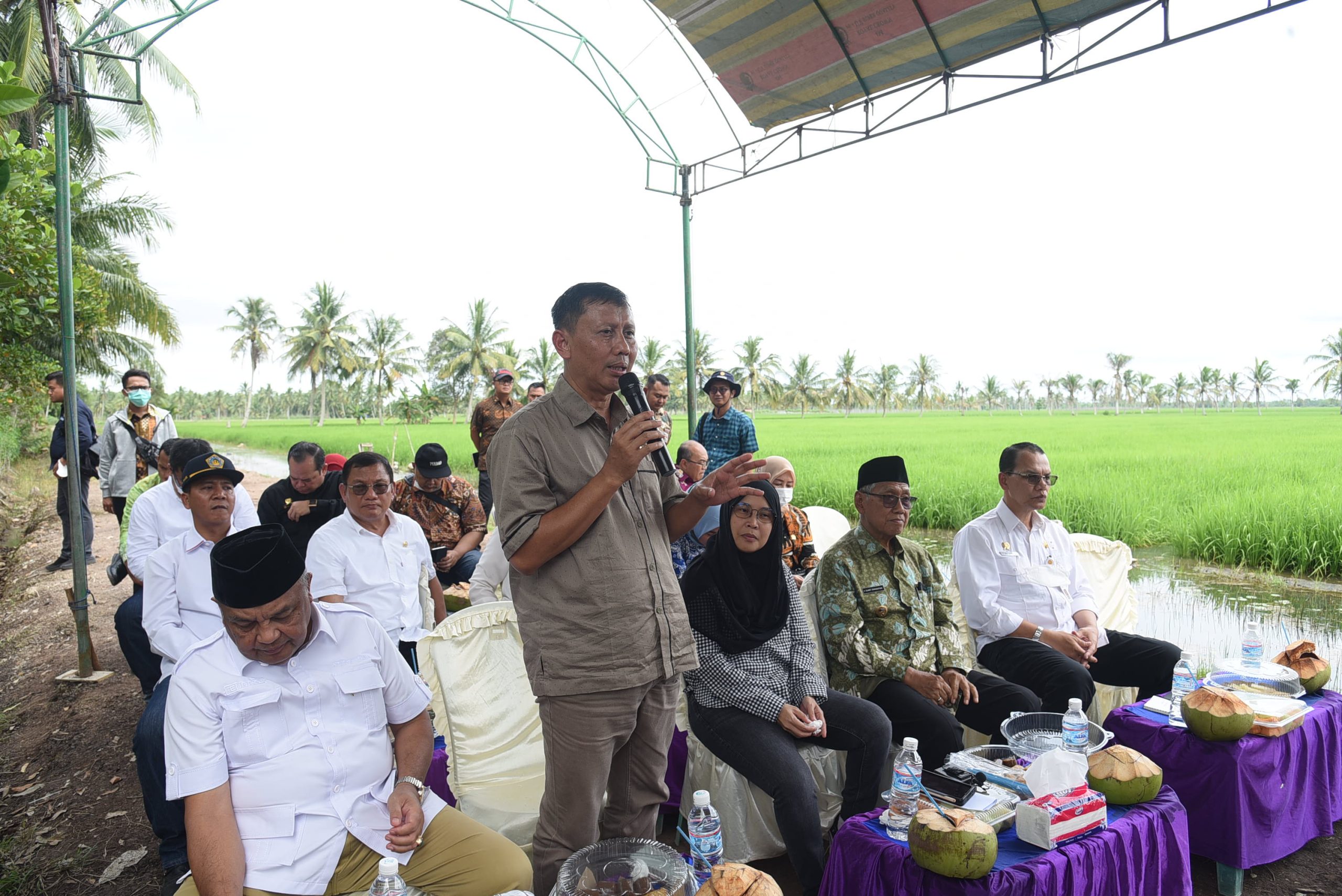 Anggota Komisi IV DPR RI Slamet saat berdiskusi dengan warga Kampung Pro Iklim Sugiwaras RW 02 Kel. Talang Jambe, Kec. Sukarame Palembang.