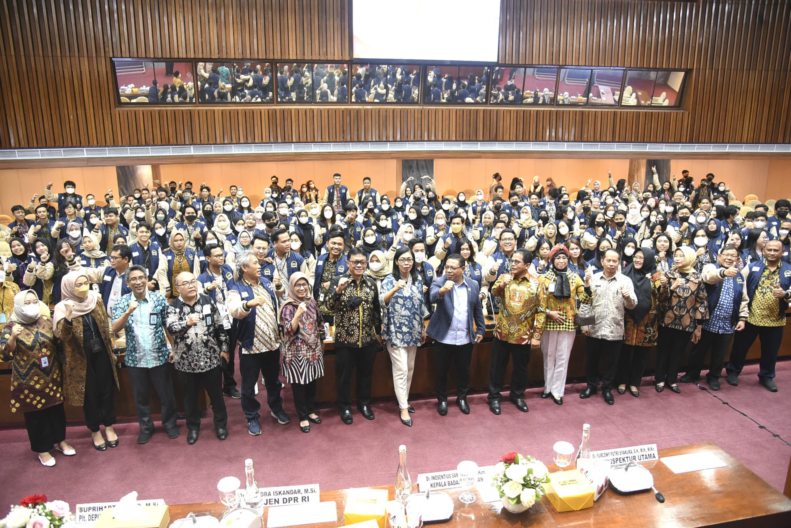 Sekretaris Jenderal (Sekjen) DPR RI Indra Iskandar dalam foto bersama usai menutup Program ‘Magang di Rumah Rakyat’, di Ruang KK II, Gedung Nusantara, Jumat (23/12/2022).