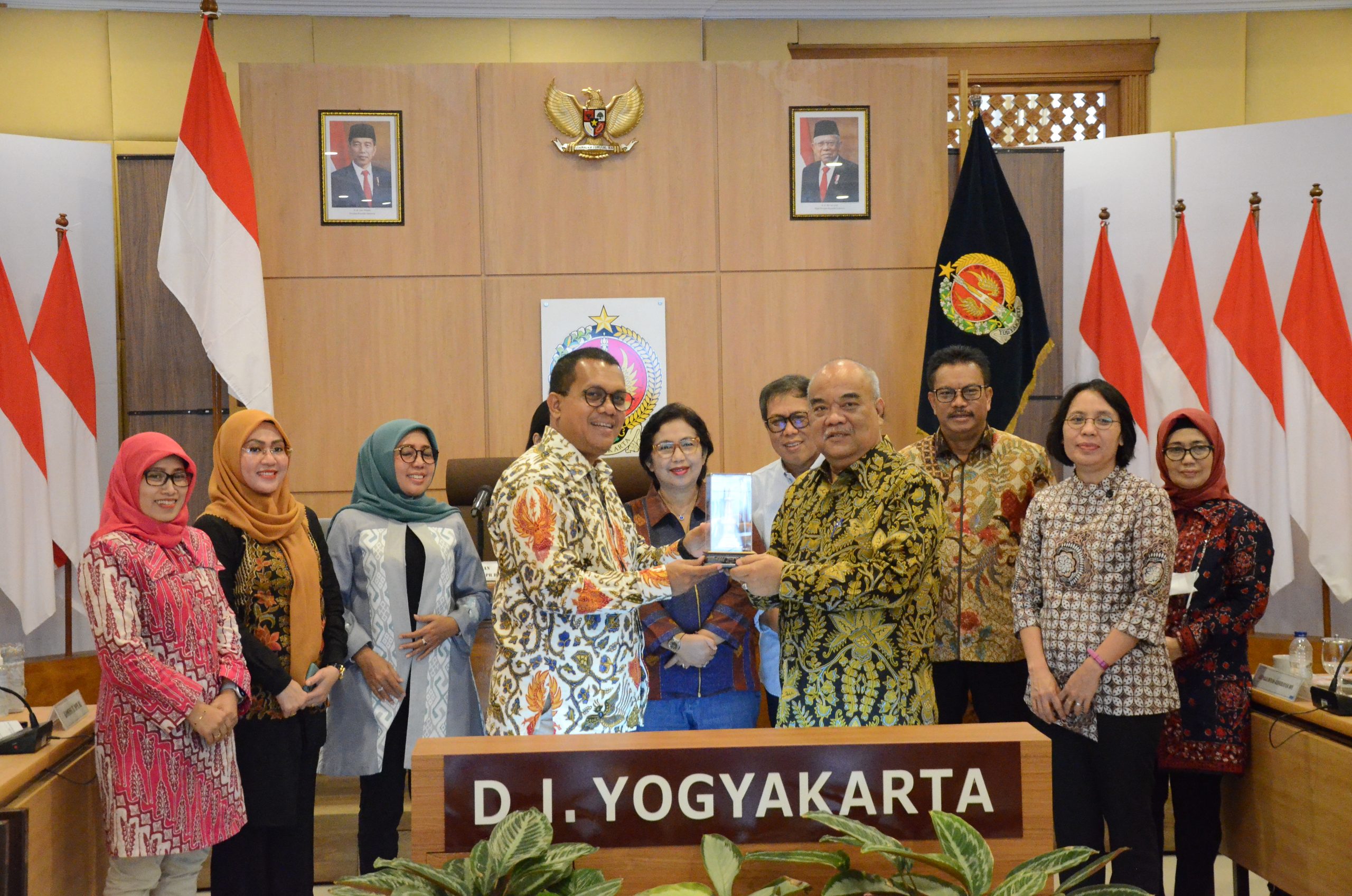 Wakil Ketua Komisi IX DPR RI Emanuel Melkiades Laka Lena saat bertukar cenderamata usai pertemuan Kunspek Komisi IX DPR RI. Foto: Aaron/nrnr