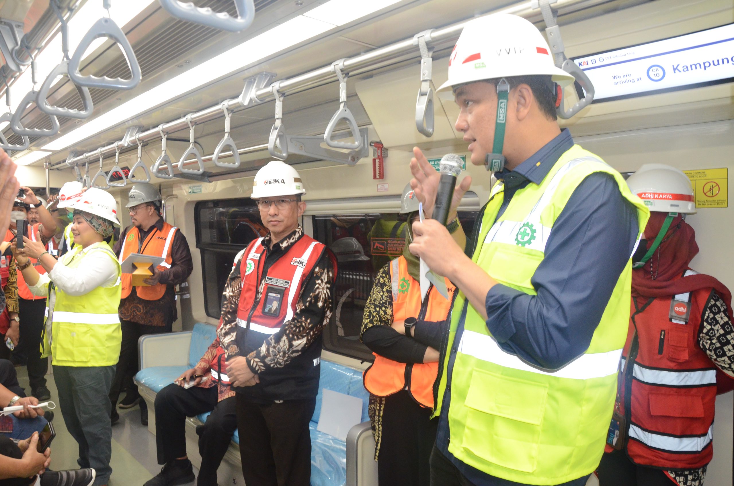 Tim Kunspik Komisi VI DPR RI saat meninjau kesiapan LRT Jabodebek di Stasiun Harjamukti, Depok. Foto: Puntho/nr