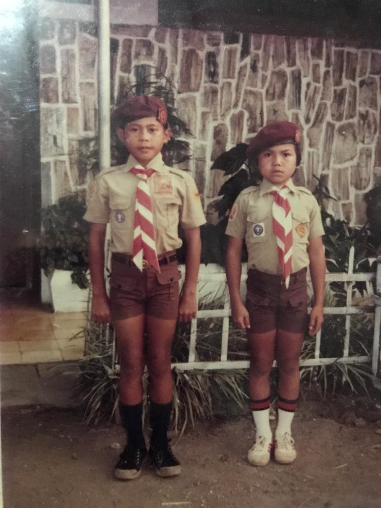 Cucun kecil (kiri) saat masih sekolah.