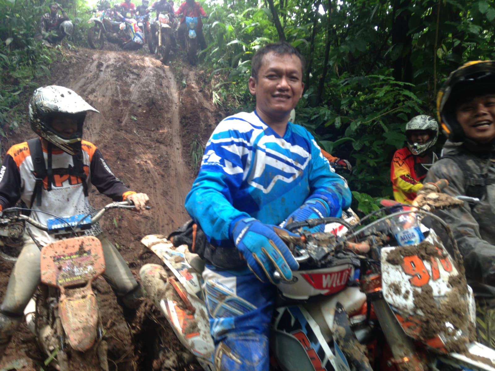 Bambang Hermanto bersama teman komunitasnya saat ngetrail ke berbagai daerah di Indonesia.