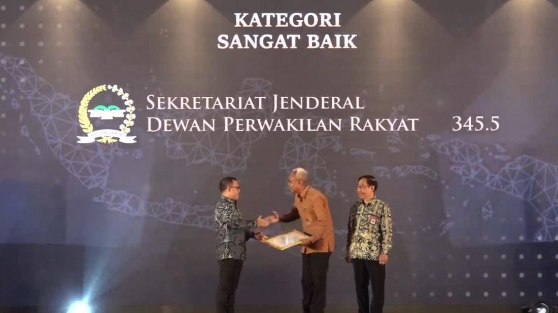 Kepala Pusat Teknologi Informasi Djaka Dwi Winarko mewakili Sekretaris Jenderal DPR RI saat menerima penghargaan secara simbolis oleh MenPAN-RB Abdullah Azwar Anas.