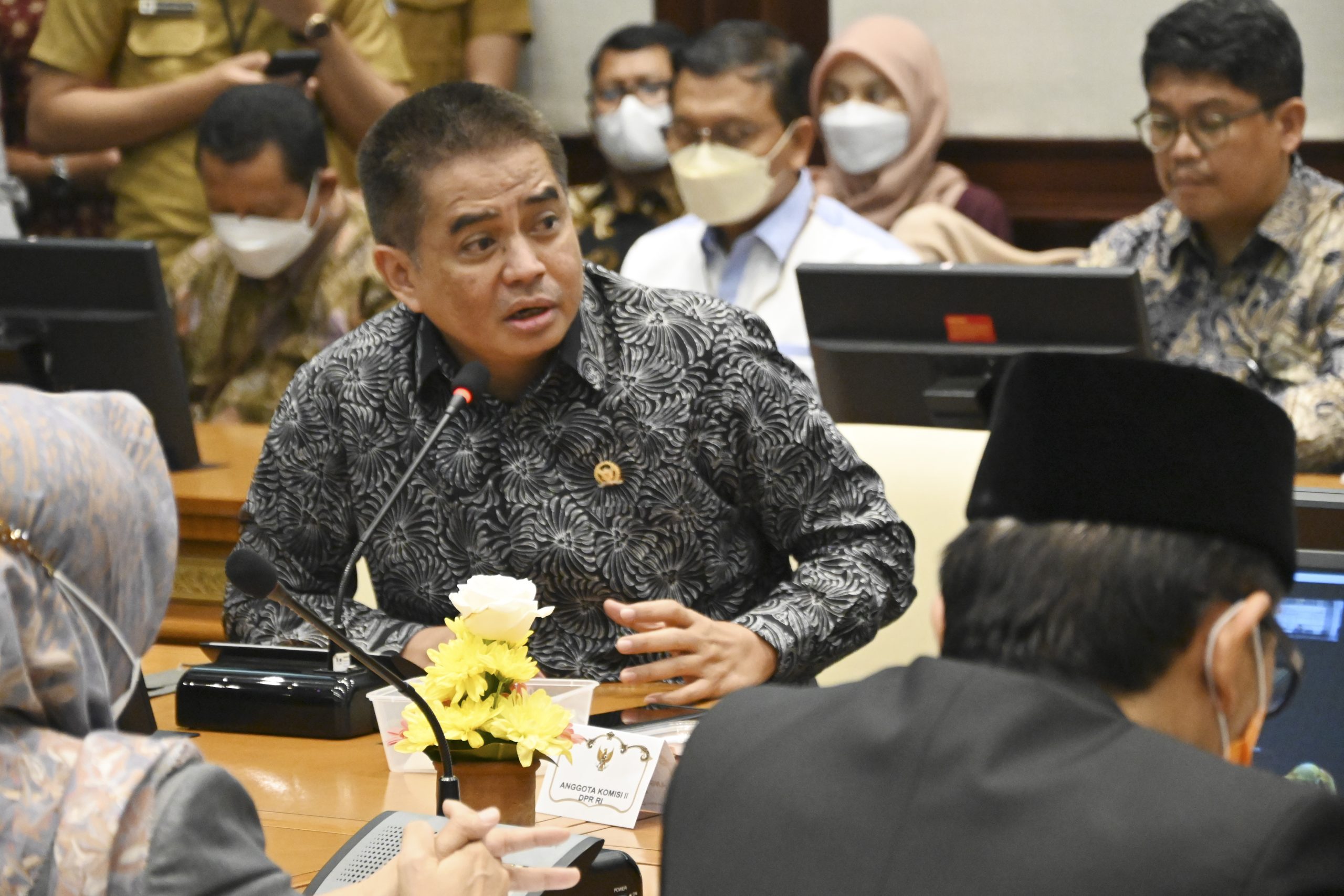 Anggota Komisi II DPR RI Teddy Setiadi saat mengikuti pertemuan Tim Kunjungan Kerja Reses Komisi II DPR RI ke Kota Bandung.