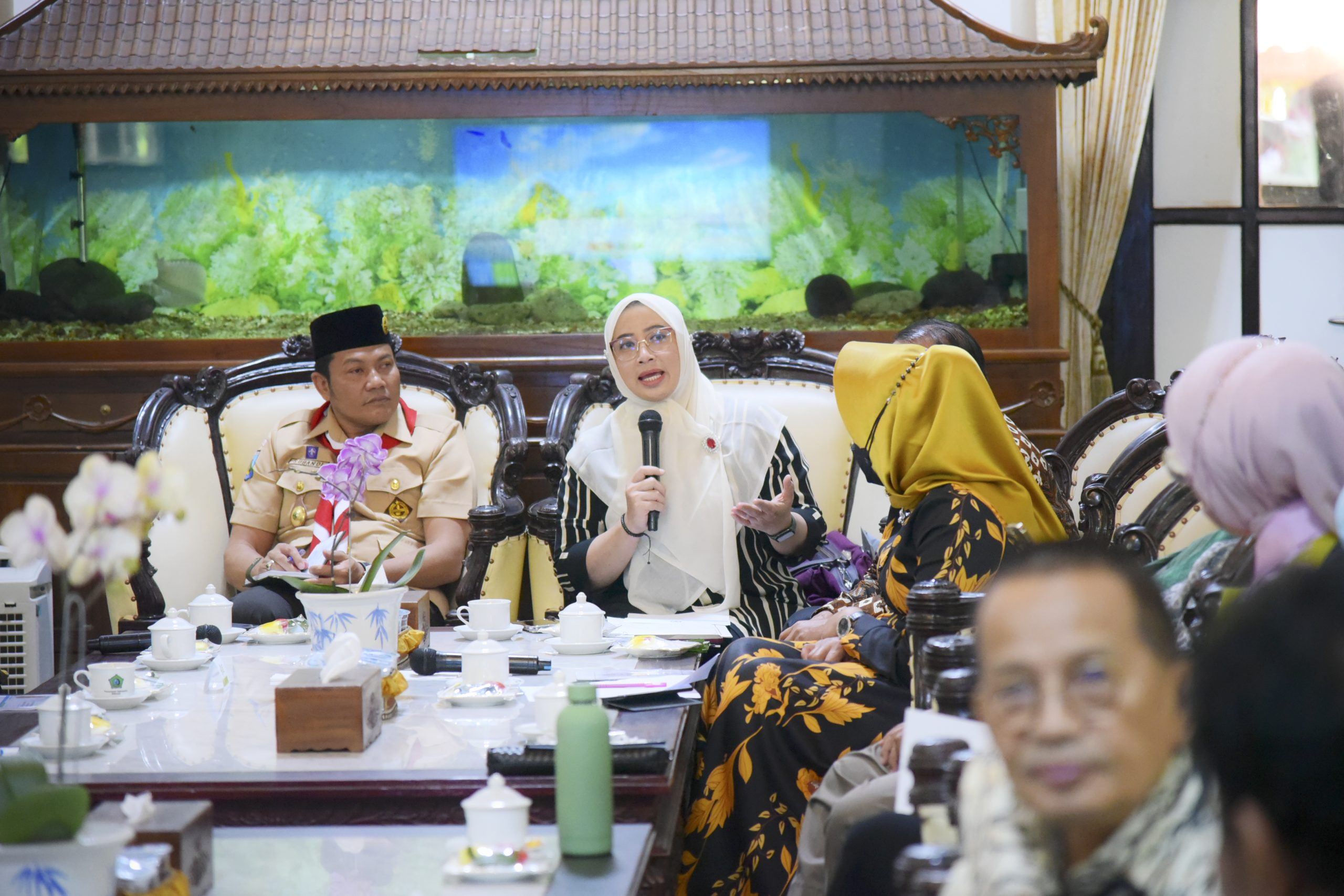 Wakil Ketua Komisi IX DPR Nihayatul Wafiroh saat mengikuti pertemuan dengan Wakil Bupati Sidoarjo. Foto: Kiki/nr