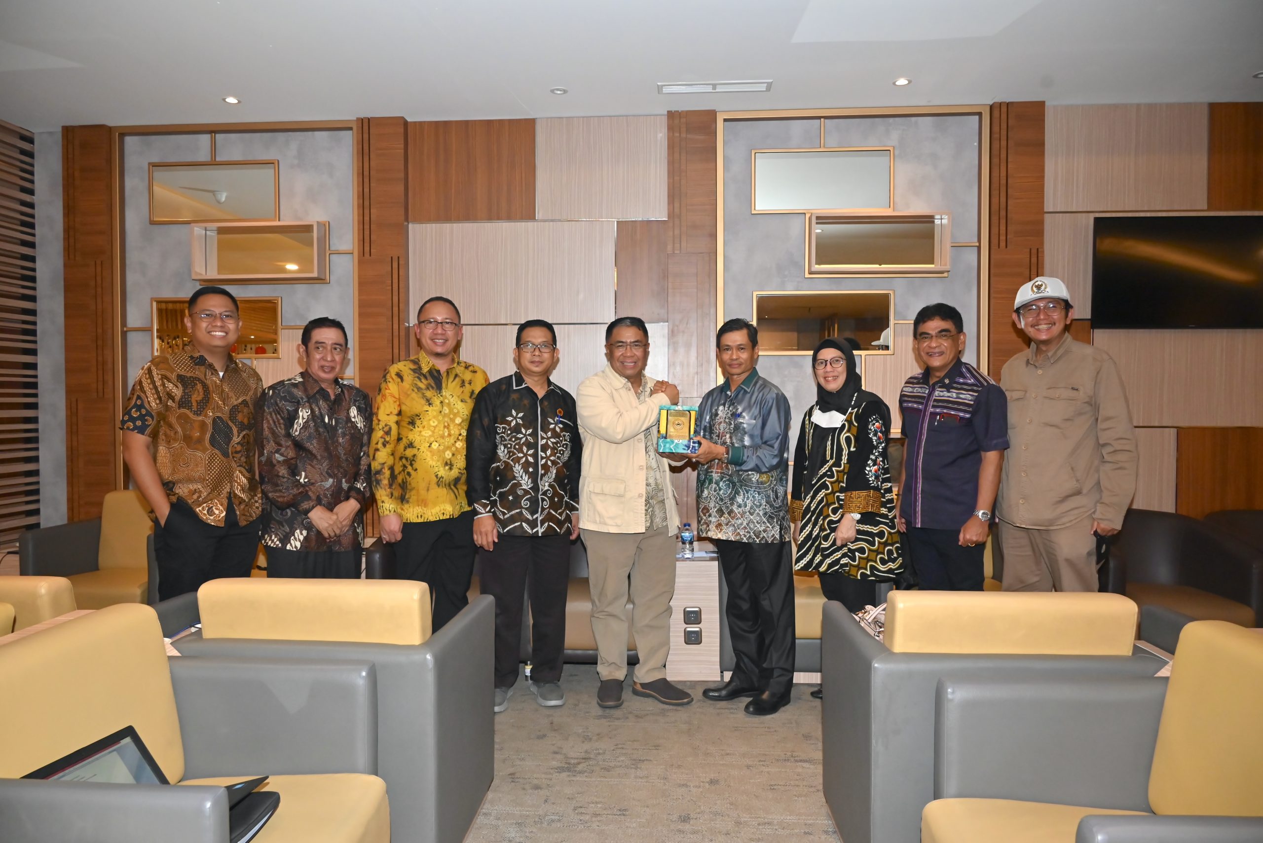 Tim Kunker Komisi X DPR RI saat foto bersama usai pertemuan kunker di Banjarmasin. Foto: Jiwa/nr
