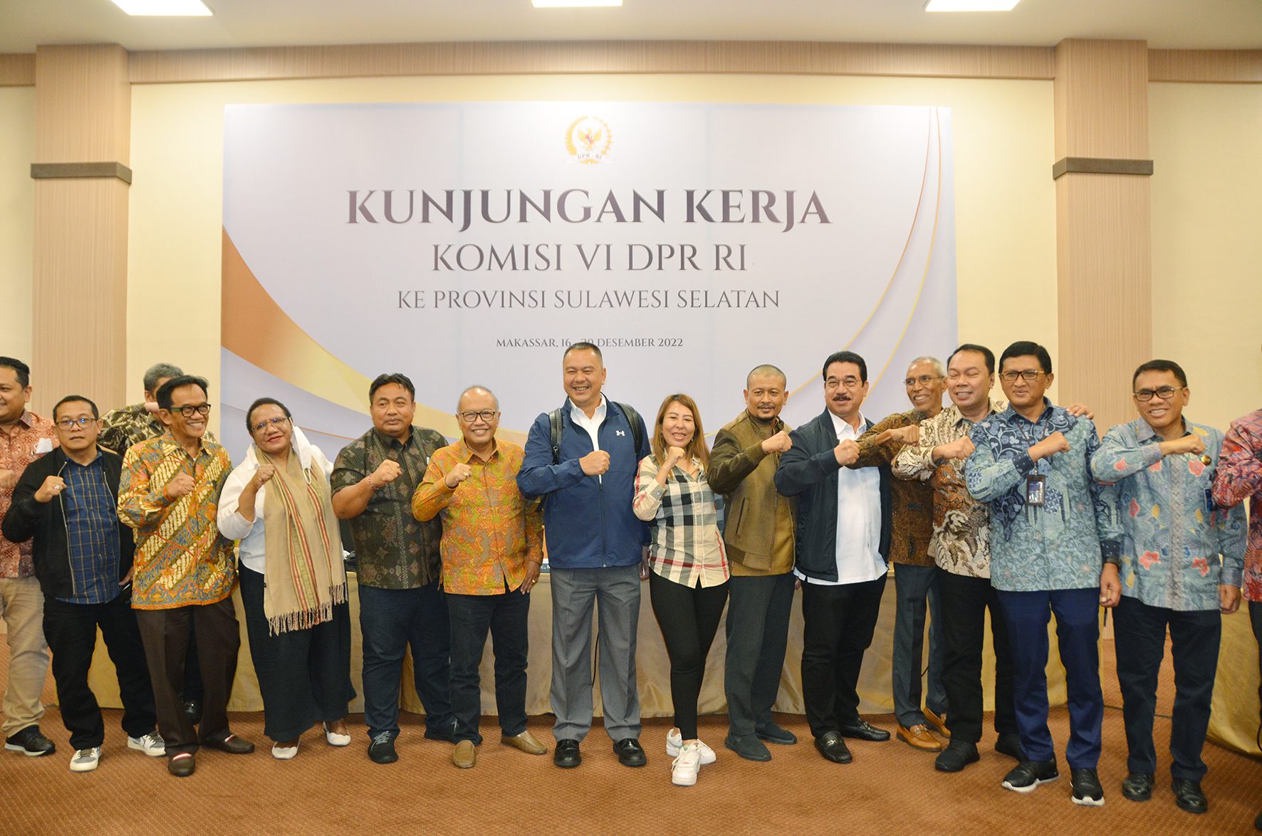 Tim Kunker Reses Komisi VI DPR RI saat foto bersama usai pertemuan dengan PT Jasindo, Makassar, Jumat (16/12/2022).
