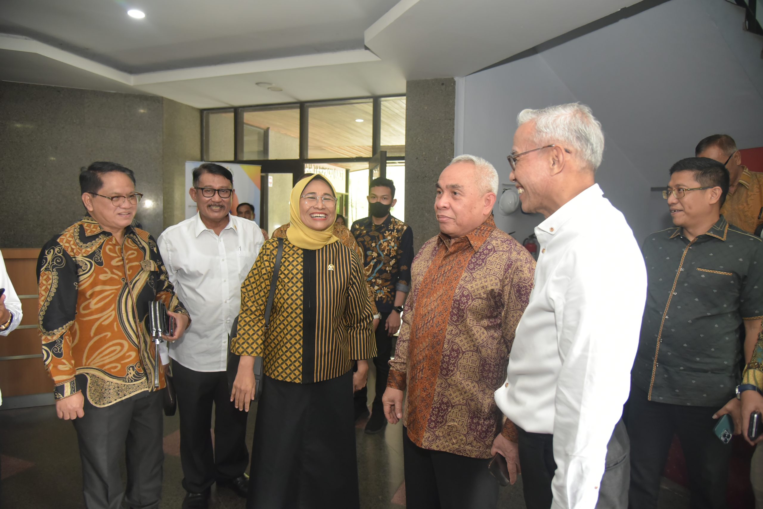 Wakil Ketua Komisi X DPR RI Hetifah Sjaifudian saat memimpin pertemuan kunker Panja Perguruan Tinggi Komisi X. Foto: Ulfi/nr