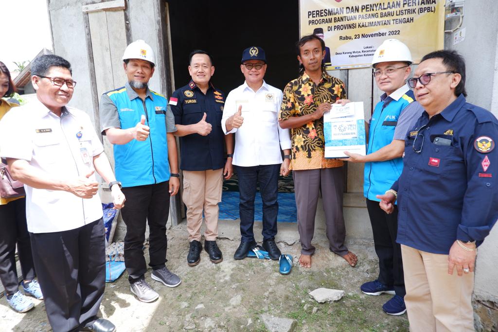 Anggota Komisi VII DPR RI Mukhtarudin saat menghadiri peresmian sekaligus penyalaan pertama Bantuan Pasang Baru Listrik (BPBL) di Kalimantan Tengah. Foto: Ist/nr