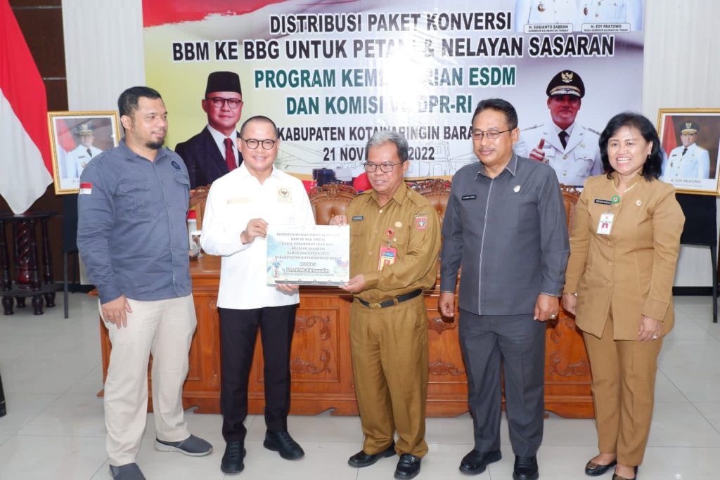 Mukhtarudin bersama Kementerian ESDM menyerahkan paket konversi BBM ke BBG untuk para petani dan nelayan. Foto: Ist/nr