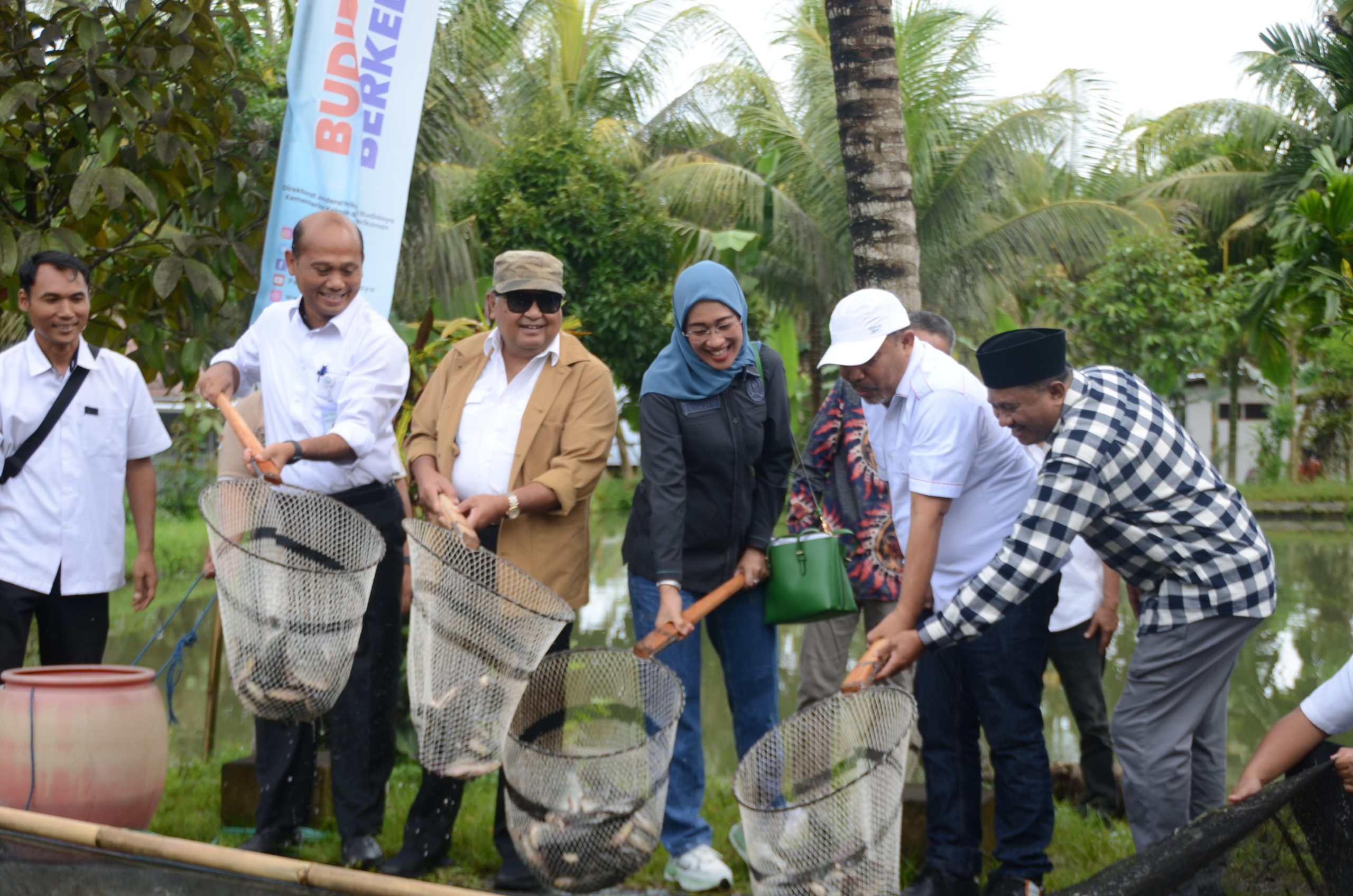 Tim Kunres Komisi IV saat menangkap ikan di sela-sela meninjau budidaya ikan nila di Lombok Tengah. FOTO: ANJU/NR