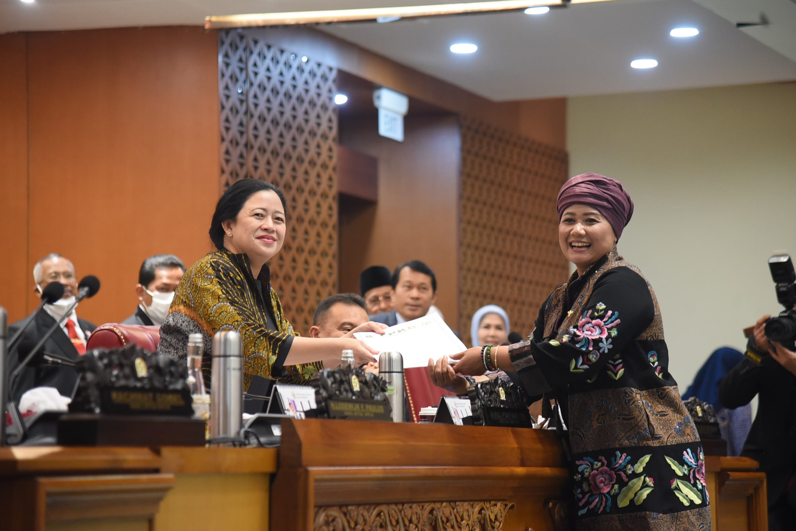 Anggota Baleg DPR RI Luluk Nur Hamidah saat menyerahkan berkas persetujuan RUU PPRT sebagai RUU inisiatif DPR RI. FOTO: ARIEF/NR