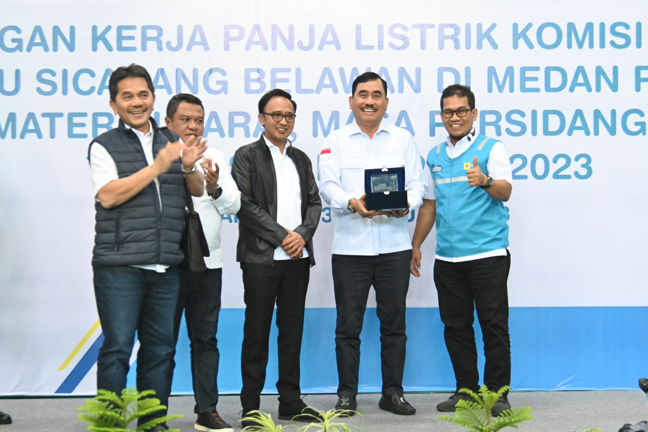 Wakil Ketua Komisi VII DPR RI Bambang Heryadi saat mengikuti Kunspik ke PLTU Sicanang. FOTO: RIDWAN/NR