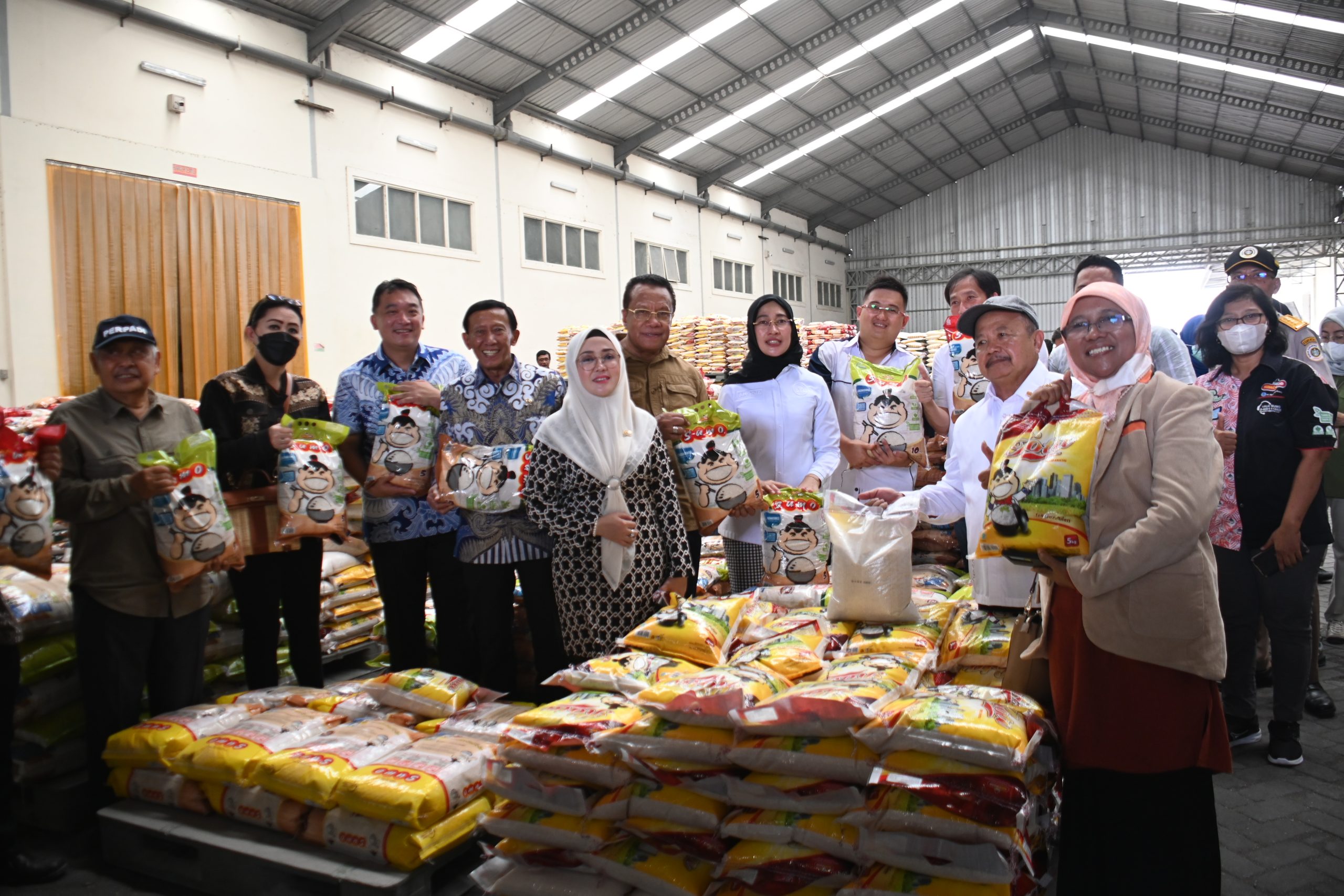 Tim Kunspik Komisi IV DPR RI saat melihat langsung ketersediaan beras di dua pabrik penggilingan padi di Jombang. FOTO: RIDWAN/NR