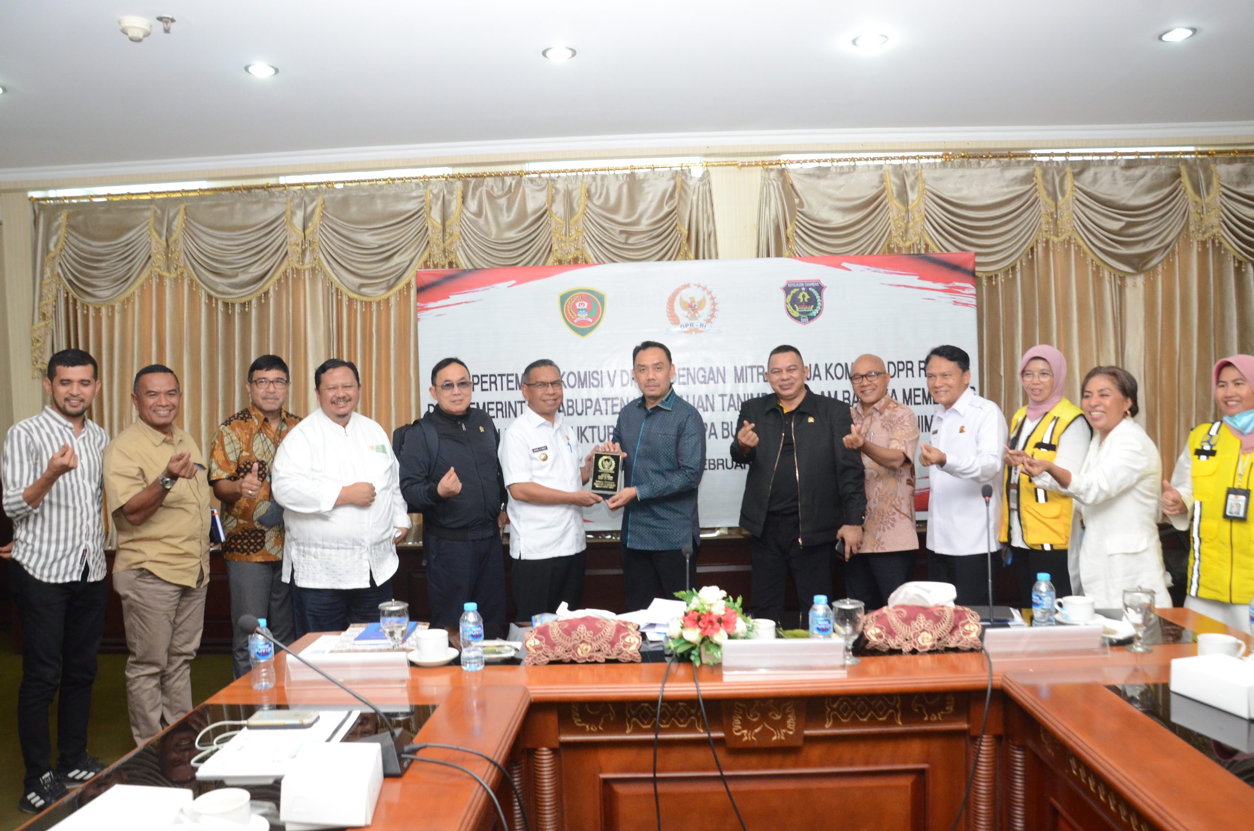 Wakil Ketua Komisi V DPR RI Muhammad Iqbal saat bertukar cenderamata usai Kunker Komisi V DPR RI. FOTO: NADHEN/NR