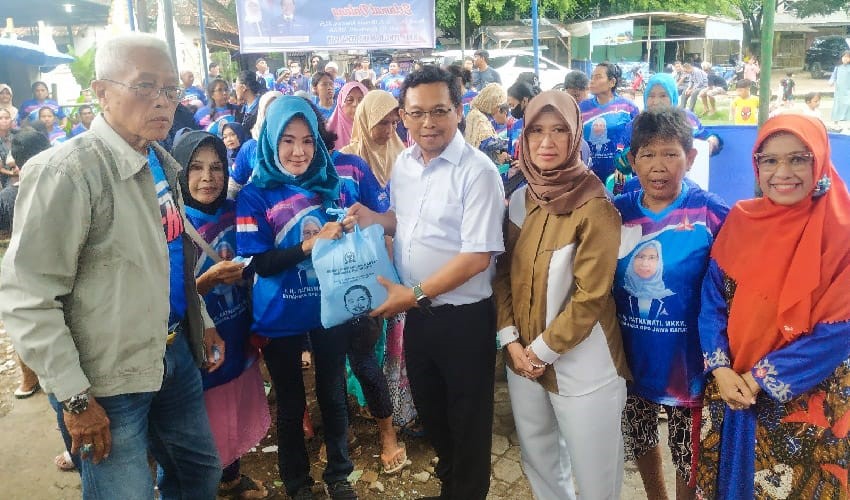 Anggota DPR RI saat membagikan sembako untuk masyarakat Indramayu dan Cirebon. Foto: Ist/nr