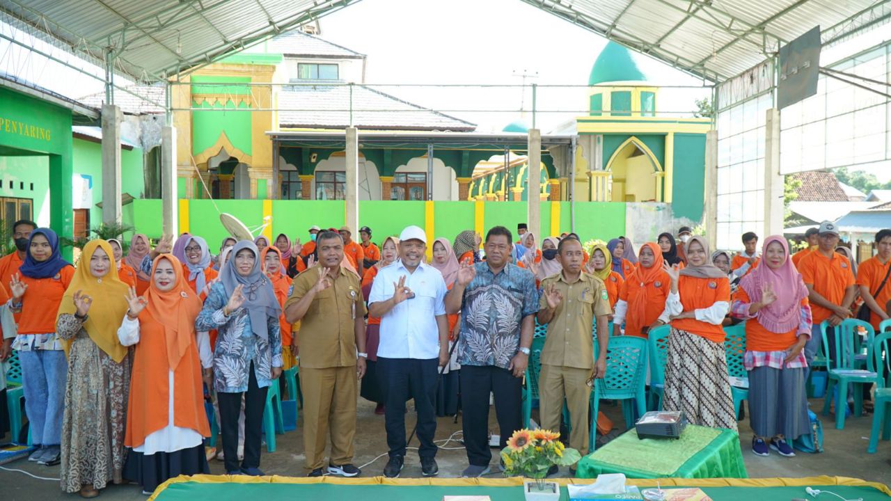 Anggota DPR RI Johan Rosihan saat foto bersama usai menggelar pelatihan budidaya ikan bandeng di Desa Penyaring. Foto: Ist/nr