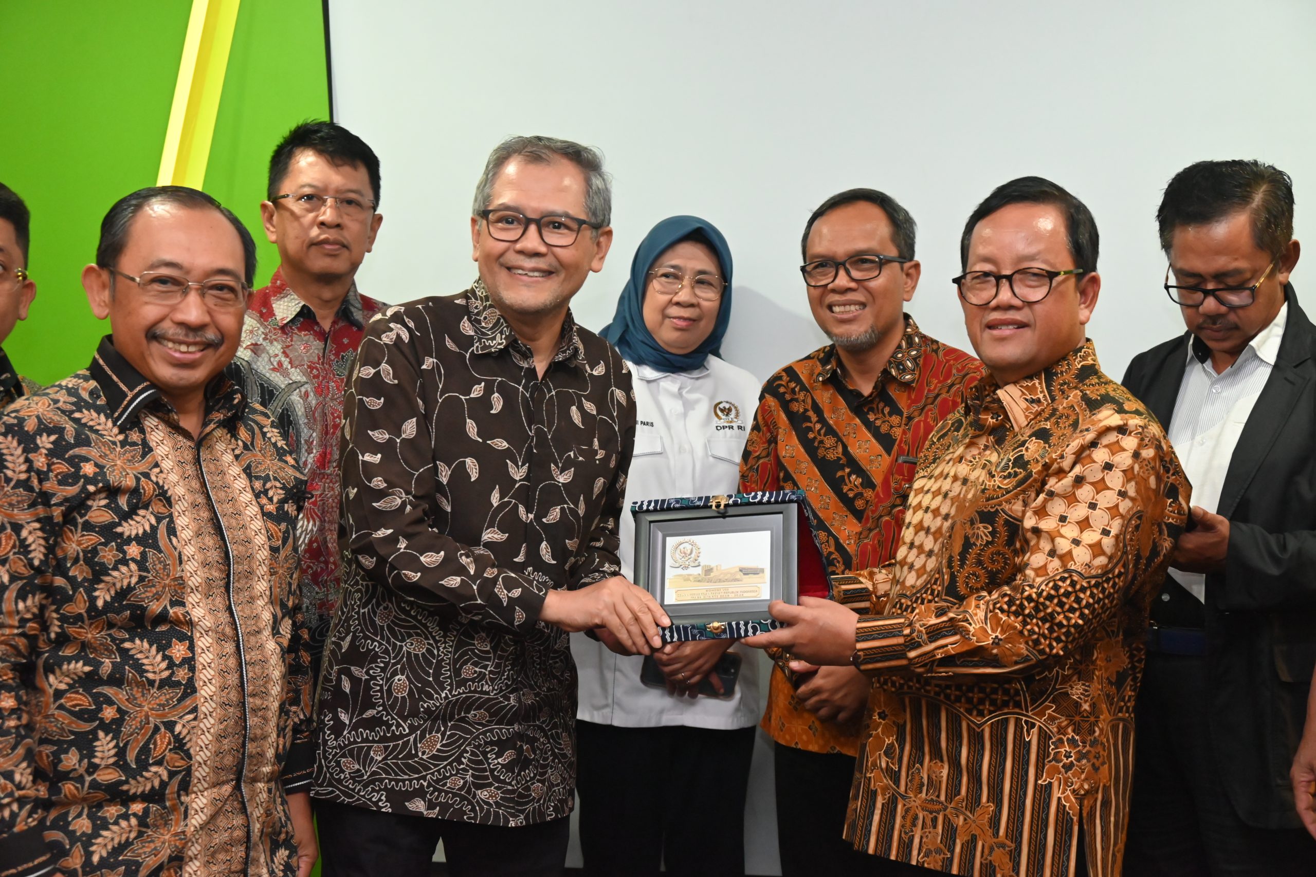 Ketua Komisi VII DPR RI Sugeng Suparwoto saat bertukar cenderamata usai memimpin pertemuan. FOTO: HUSEN/NR
