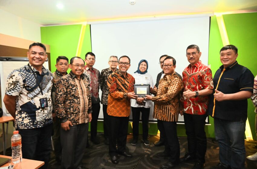 Anggota DPR RI Andi Yuliani Paris saat mengikuti kunjungan bertemu Direksi PT Semen Tonasa di Makassar. Foto: Ist/nr