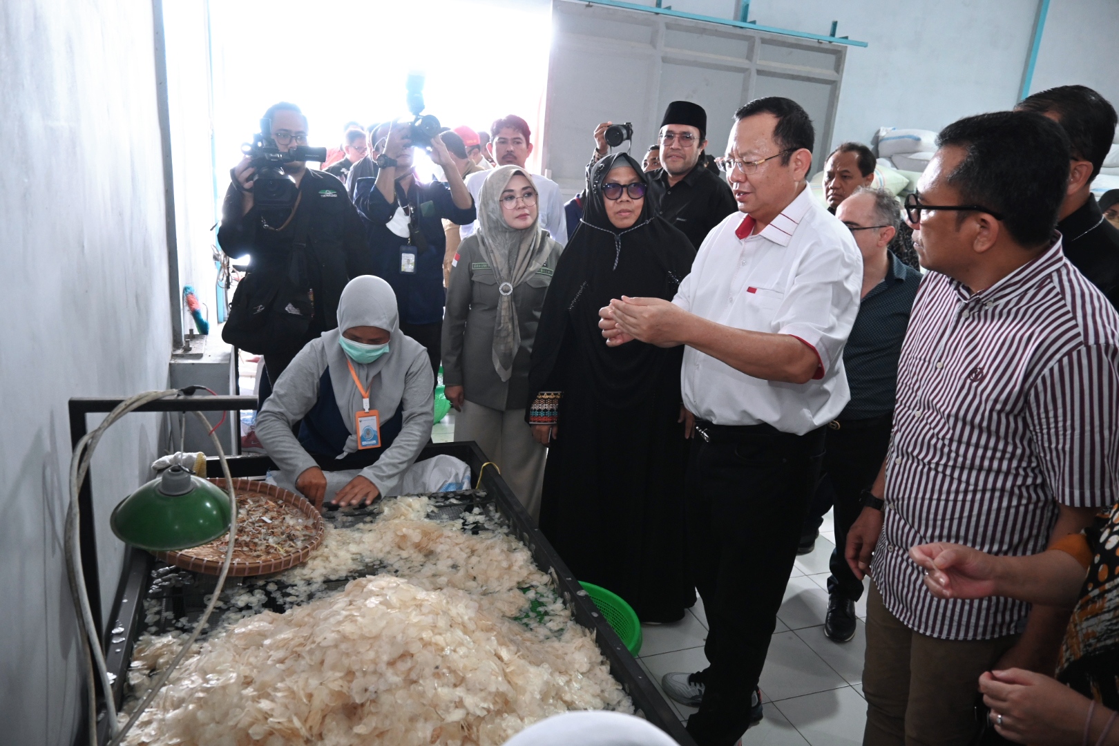 Ketua Komisi IV DPR RI Sudin saat meninjau Unit Pengolahan Ikan Marine Biogel Indonesia. FOTO: PRIMA/NR