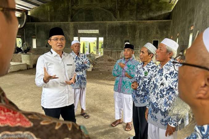 Anggota DPR RI Maman Imanul haq saat meninjau pembangunan gedung Ikatan Persaudaraan Haji Indonesia di Majalengka. Foto: Ist/nr