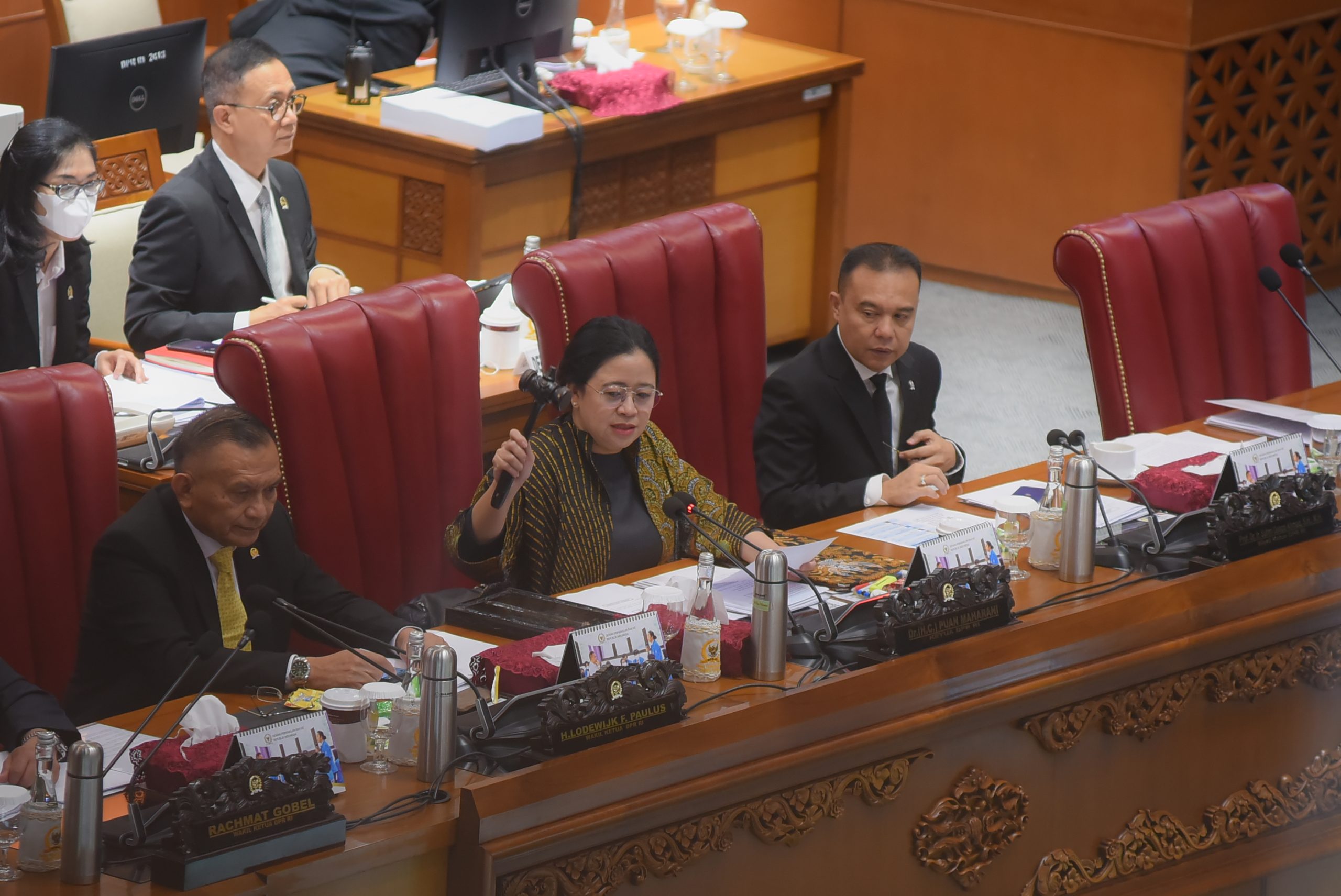 Ketua DPR RI Puan Maharani saat mengesahkan RUU PPRT sebagai RUU Inisiatif DPR dalam Rapat Paripurna. FOTO: RUNI/NR