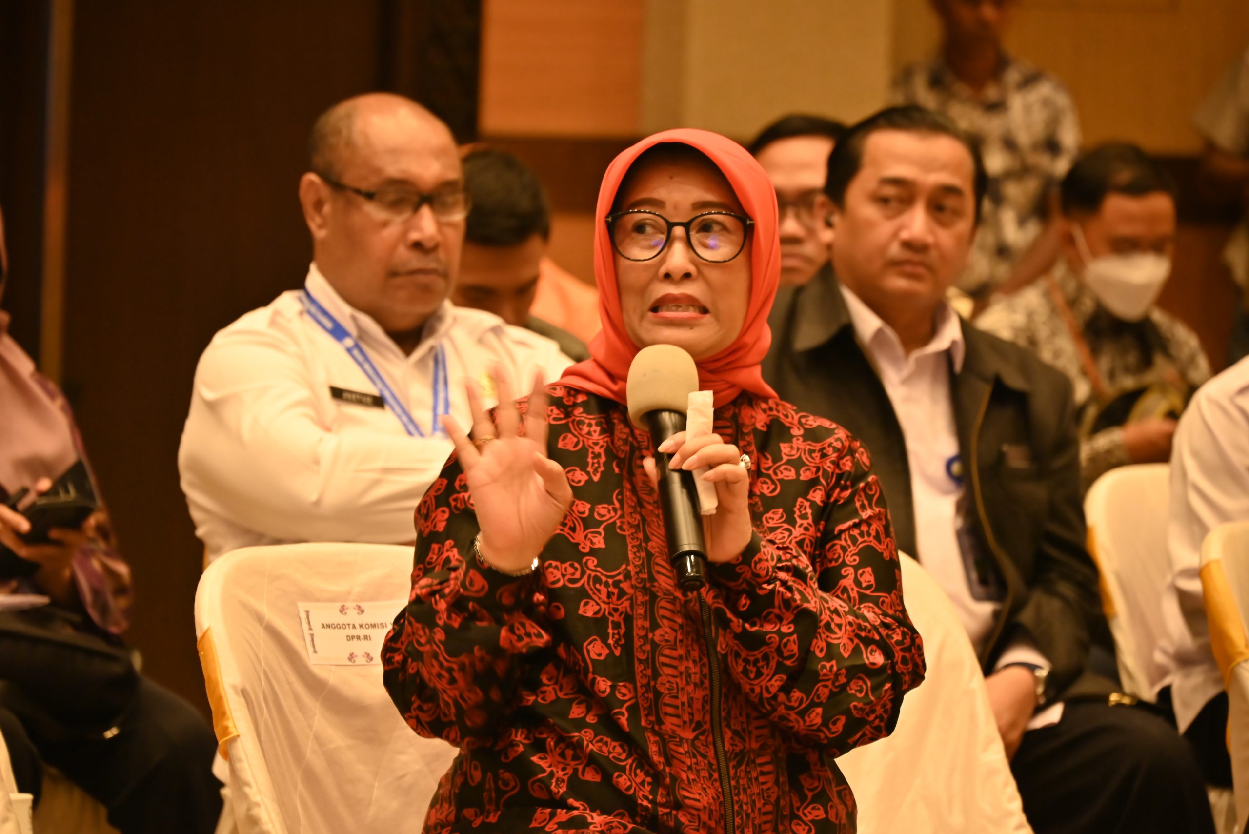 Anggota Komisi V DPR RI Sri Rahayu saat mengikuti rapat di Kantor Bupati Merauke. FOTO: JIWA/NR