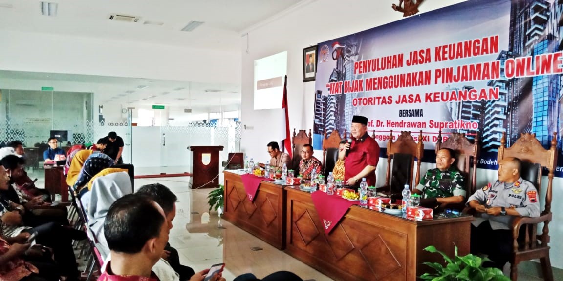 Anggota DPR RI Hendrawan Supratikno saat menggelar penyuluhan jasa keuangan. Foto: Ist/nr
