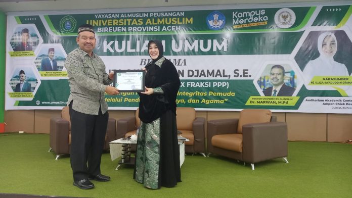 Anggota DPR RI Illiza Sa’aduddin Djamal usai mengisi kuliah umum di Auditorium Academic Center (AAC) Ampon Chiek Peusangan. Foto: Ist/nr