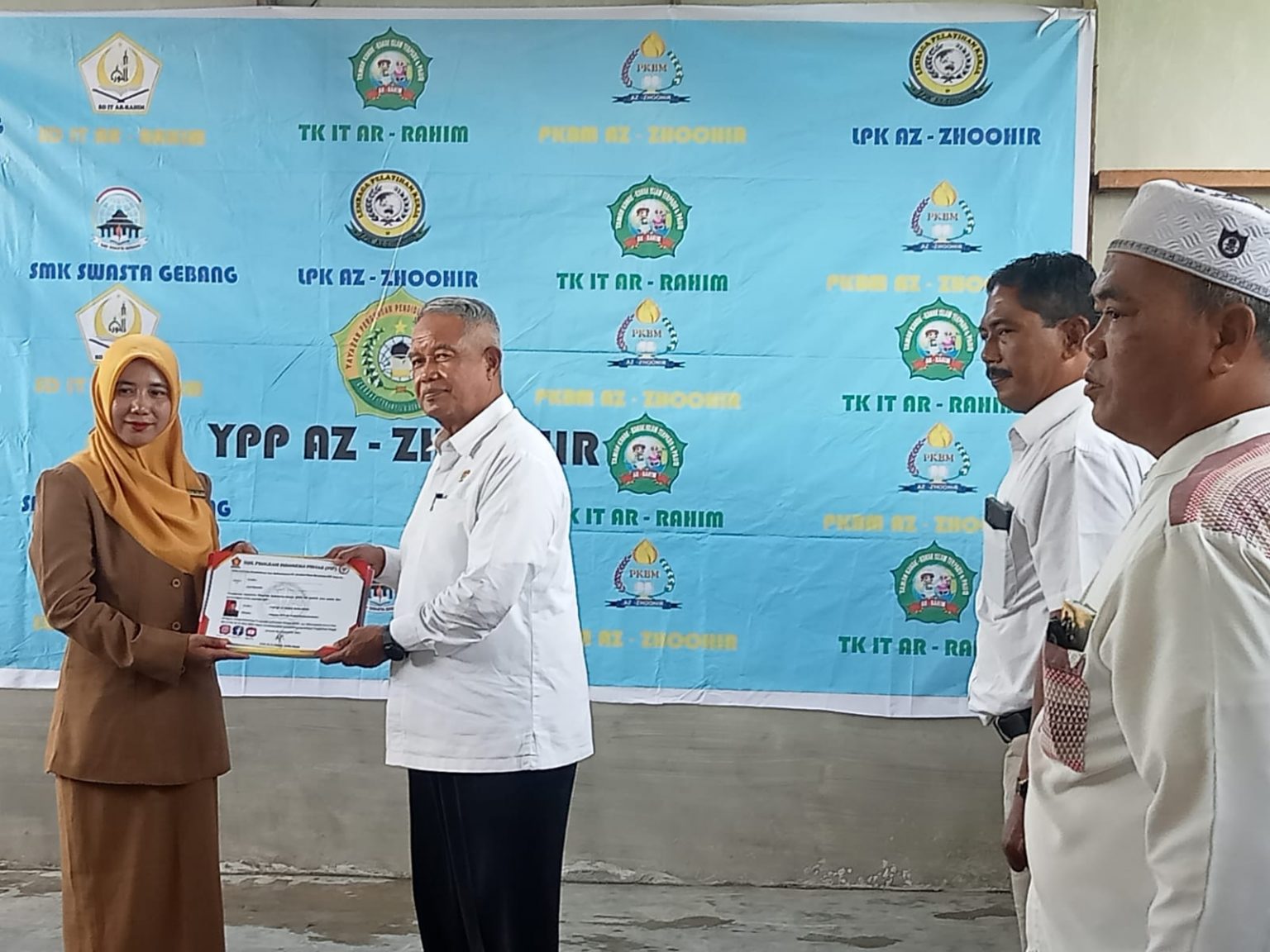 Anggota DPR RI Djohar Arifin Husin saat menyerahkan secara simbolis sertifikat Program Indonesia Pintar (PIP) Foto: Ist/nr