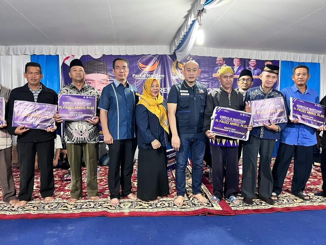 Anggota DPR RI Fauzi Amro saat menyerahkan bantuan secara simbolis pada agenda reses perseorangan. Foto: Ist/nr