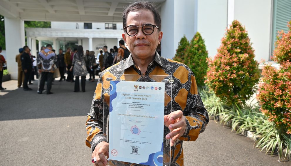 Setjen Dpr Ri Terima Digital Government Award Dari Presiden Ri Dalam