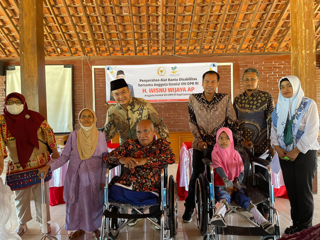 Kerja Sama Kemensos, Wisnu Wijaya Salurkan Bantuan Atensi Klaster Disabilitas di Semarang