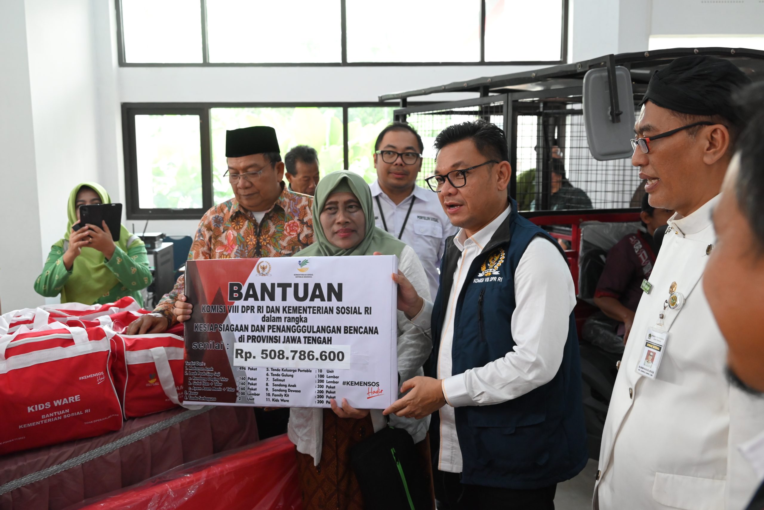 Komisi VIII Bersama Kemensos Serahkan Bantuan Sosial di Surakarta
