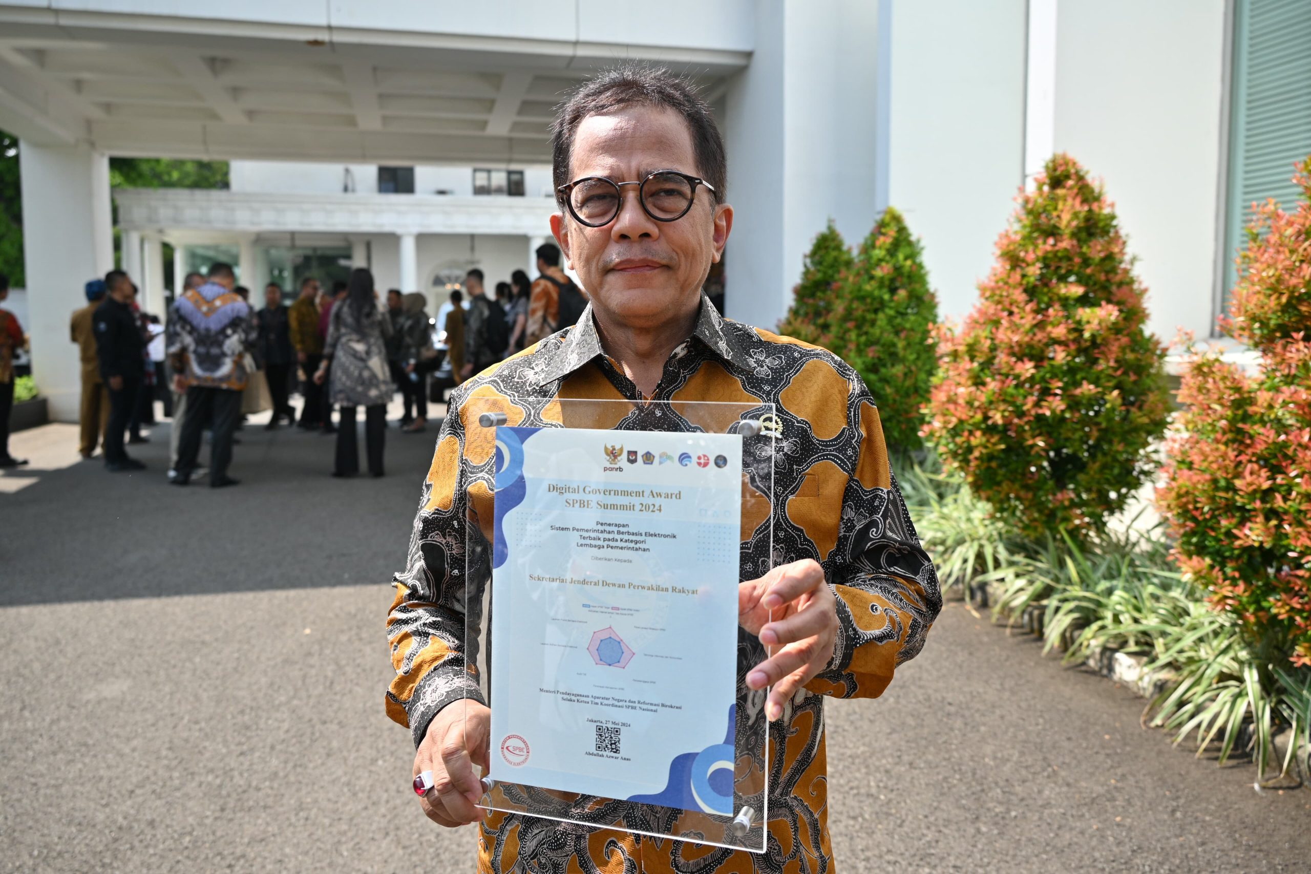 Setjen DPR RI Terima ‘Digital Government Award’ dari Presiden RI dalam SPBE Summit 2024