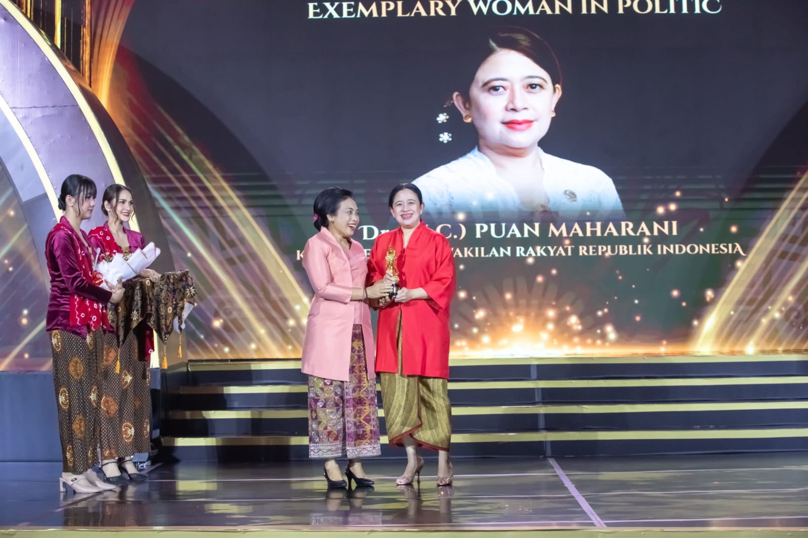 Balutan Kebaya Merah Puan Hiasi Penganugerahan Kartini Award: Tekankan ‘Woman Support Woman’