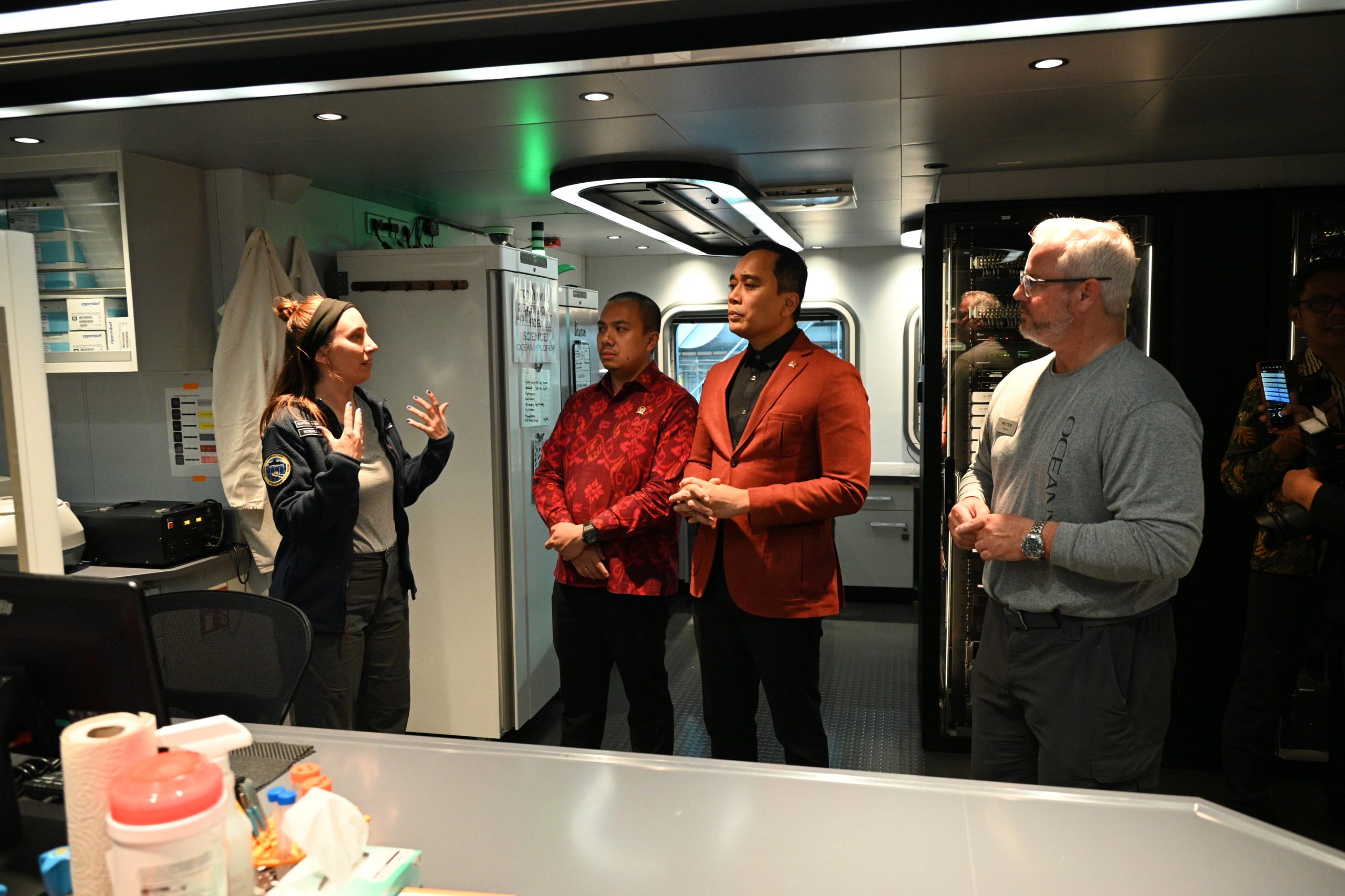 BKSAP DPR RI Kunjungi Kapal OceanX untuk Mendukung Studi Kelautan Indonesia