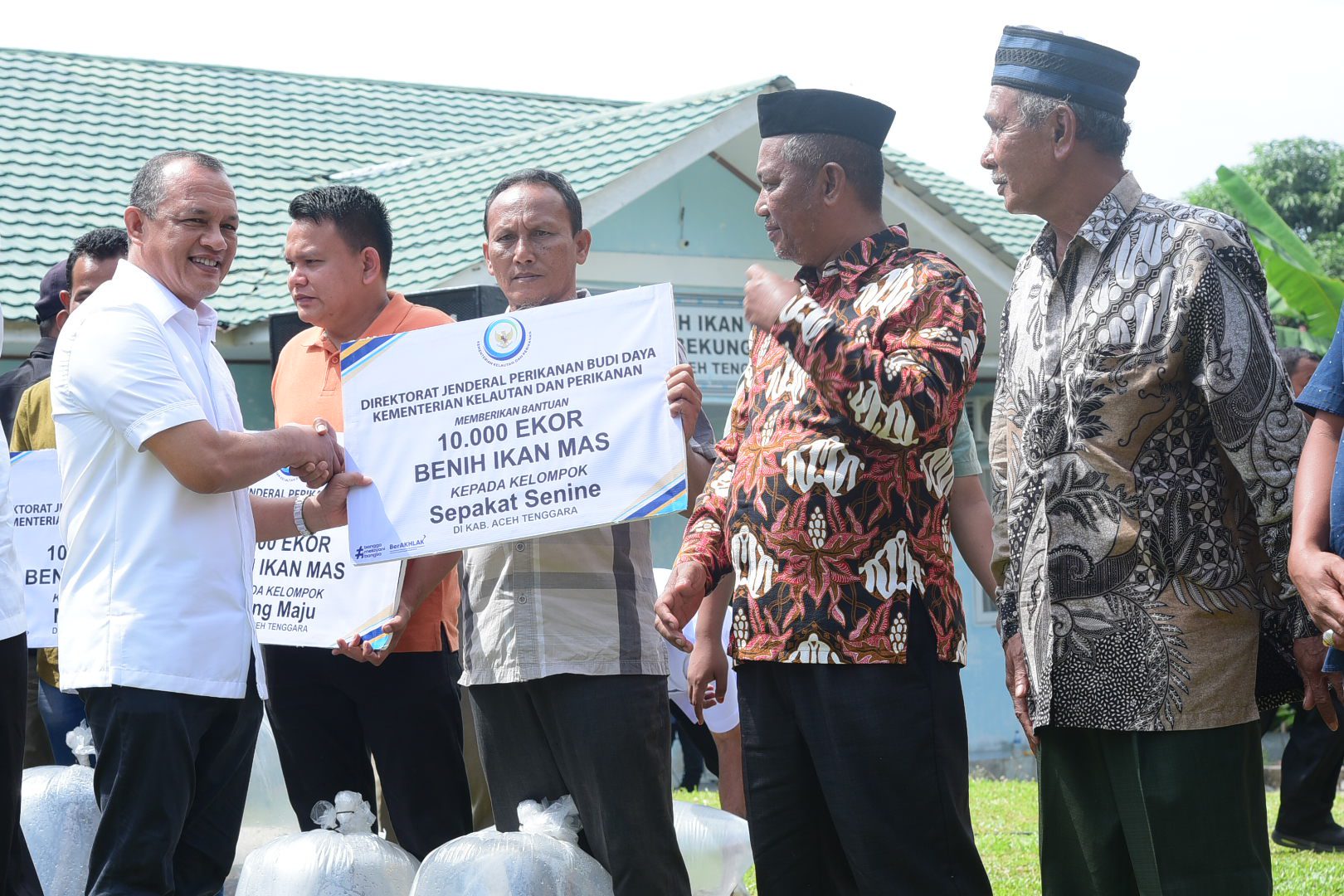 Komisi IV Bersama KKP Bagikan Benih Ikan Mas di Aceh Tenggara