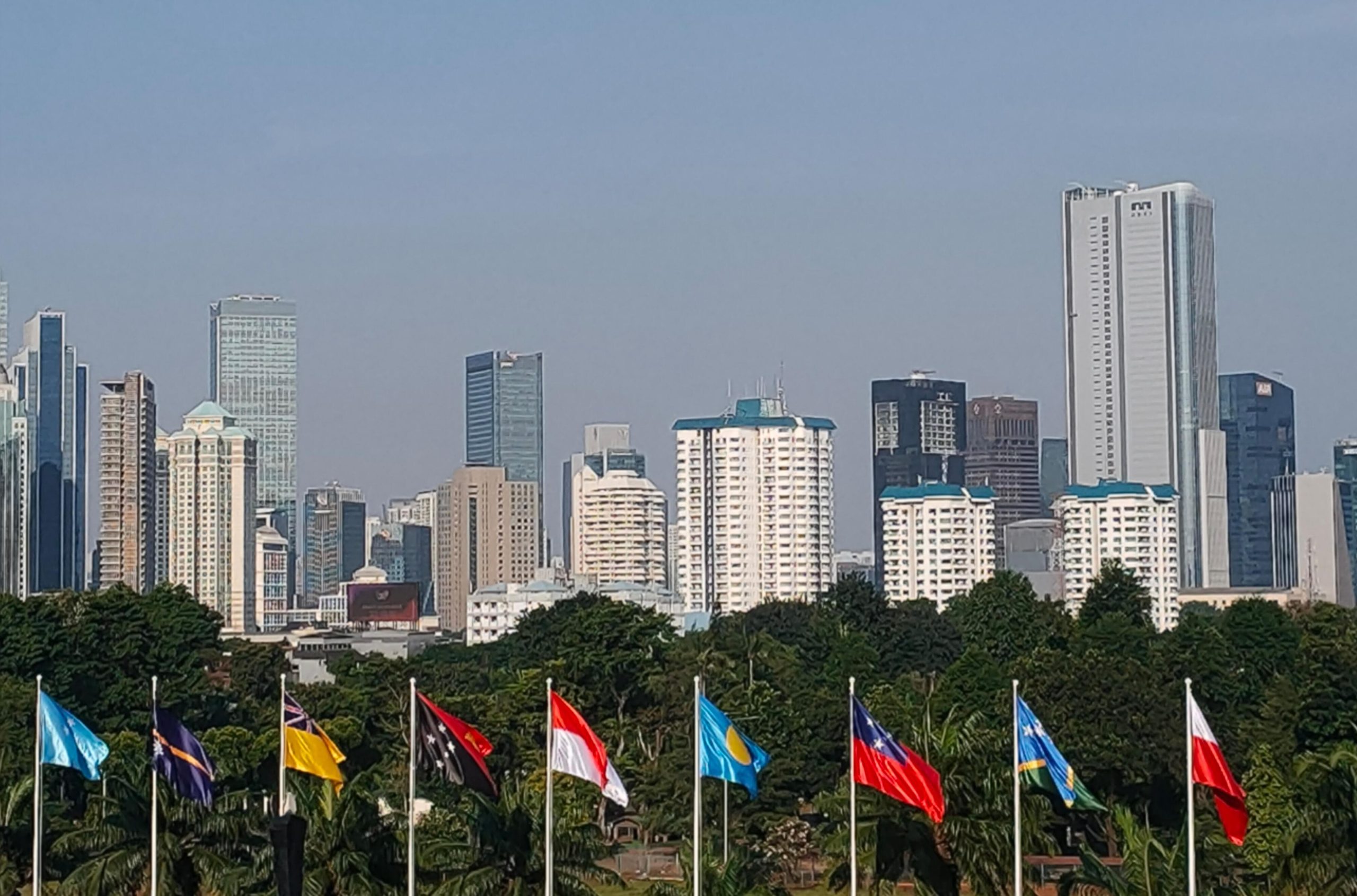 Pengibaran Bendera 16 Negara Pasifik di Kompleks Parlemen Tandai Kesiapan DPR Tuan Rumah Sidang Kedua IPPP