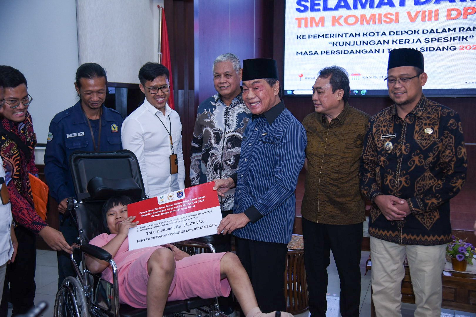 Komisi VIII Serahkan Bantuan Bagi Masyarakat Rentan di Kota Depok