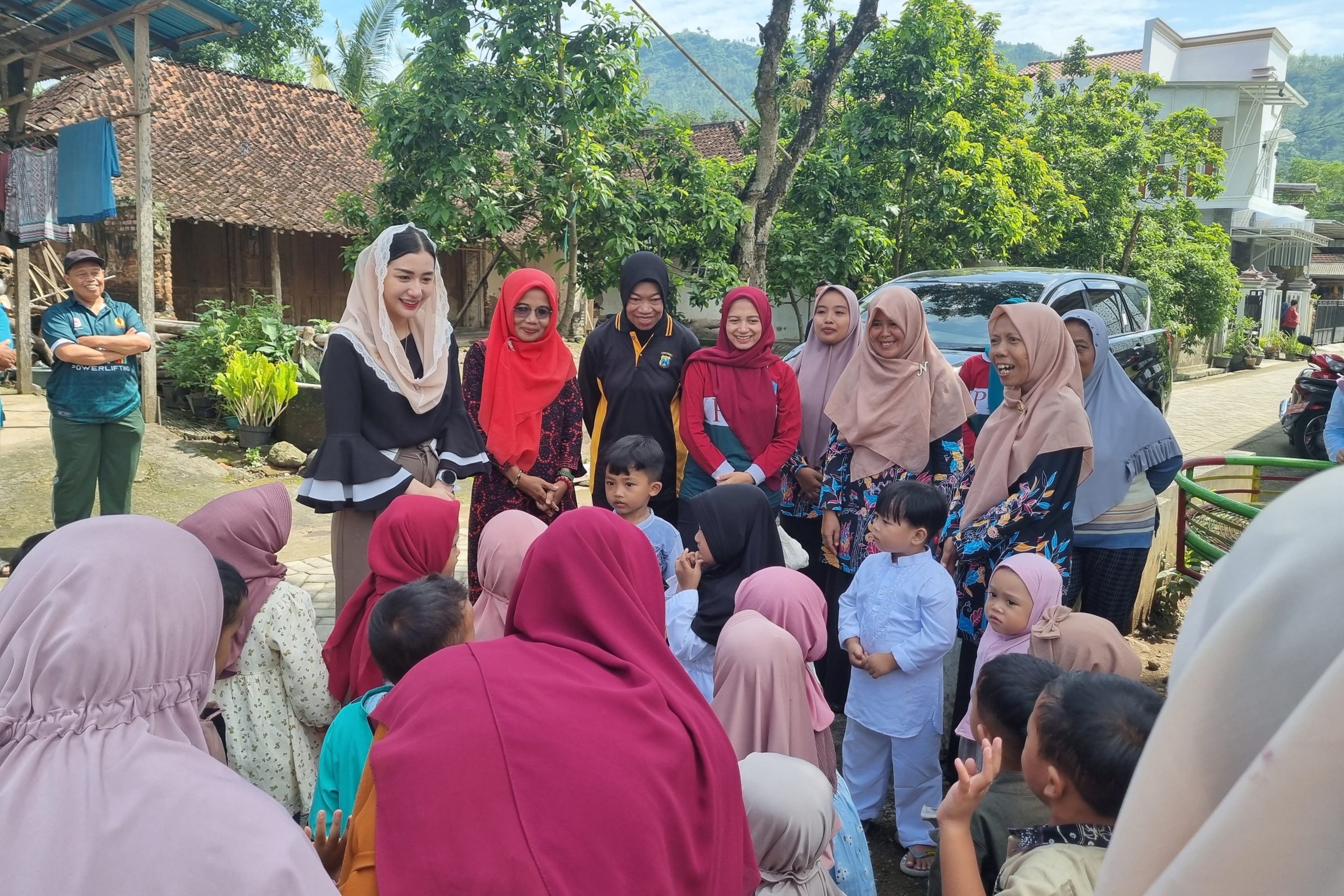 Tinjau Lokasi Longsor di Desa Dompyong, Novita Hardini Berikan Bantuan dan Dukungan Moral kepada Warga