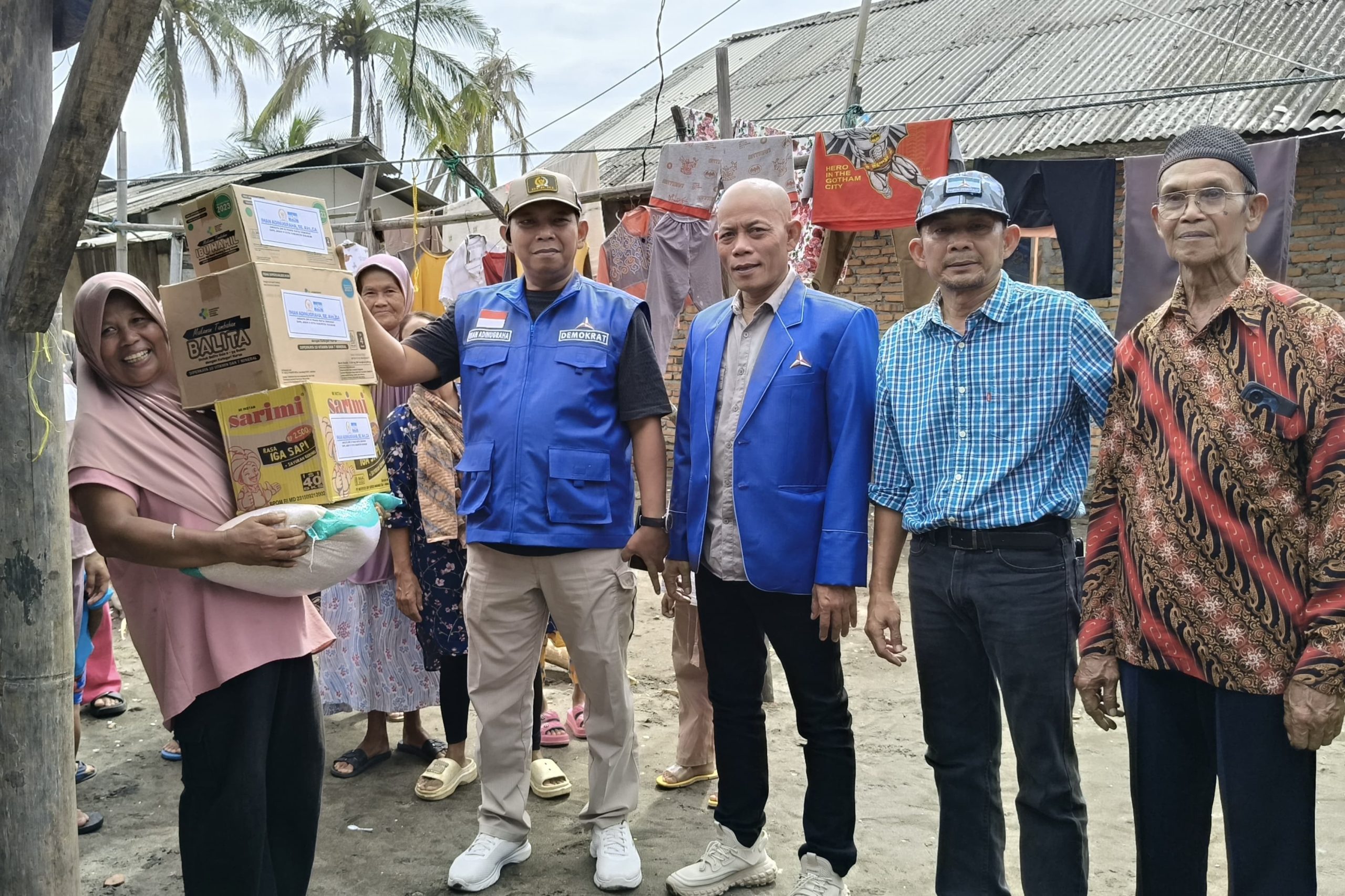 Iman Adinugraha Salurkan Bantuan Warga Terdampak Bajir Bandang di Sukabumi