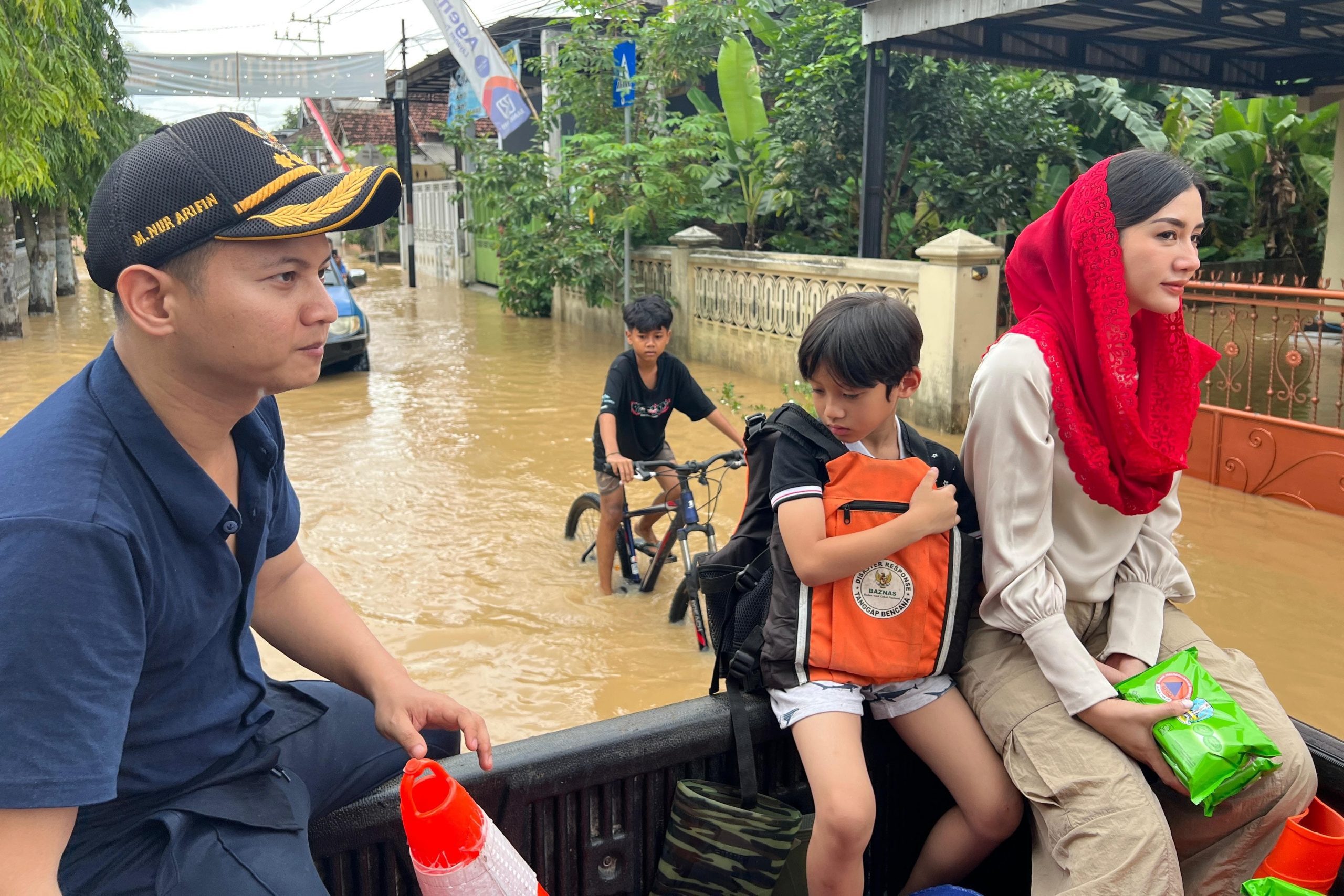 Ajak Sang Buah Hati, Novita Ajarkan Tanam Empati Temui Korban Banjir dan Longsor di Trenggalek