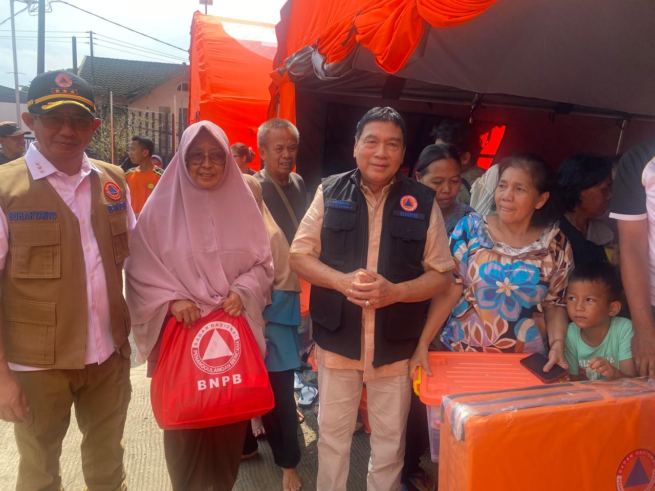 Achmad Tinjau Kondisi dan Salurkan Bantuan Korban Banjir di Kota Bekasi