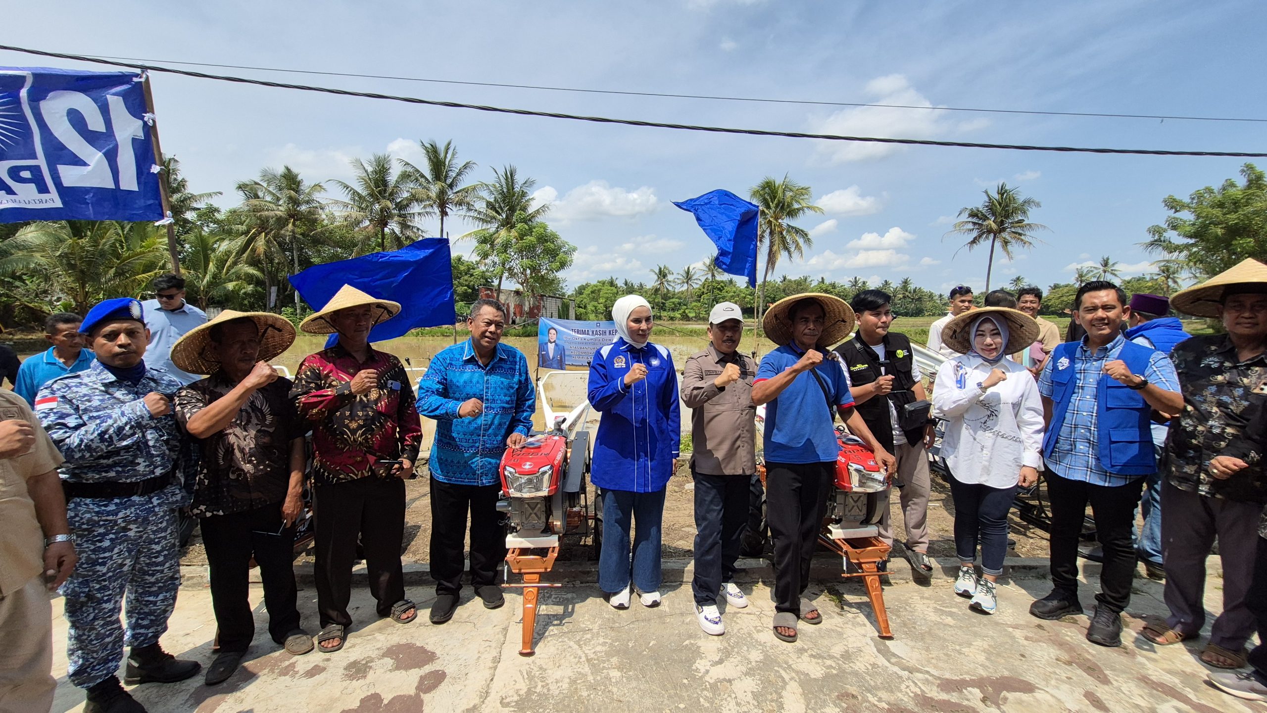 Okta Kumala Dewi Serahkan Lima Unit Traktor kepada Kelompok Tani di Kabupaten Tangerang