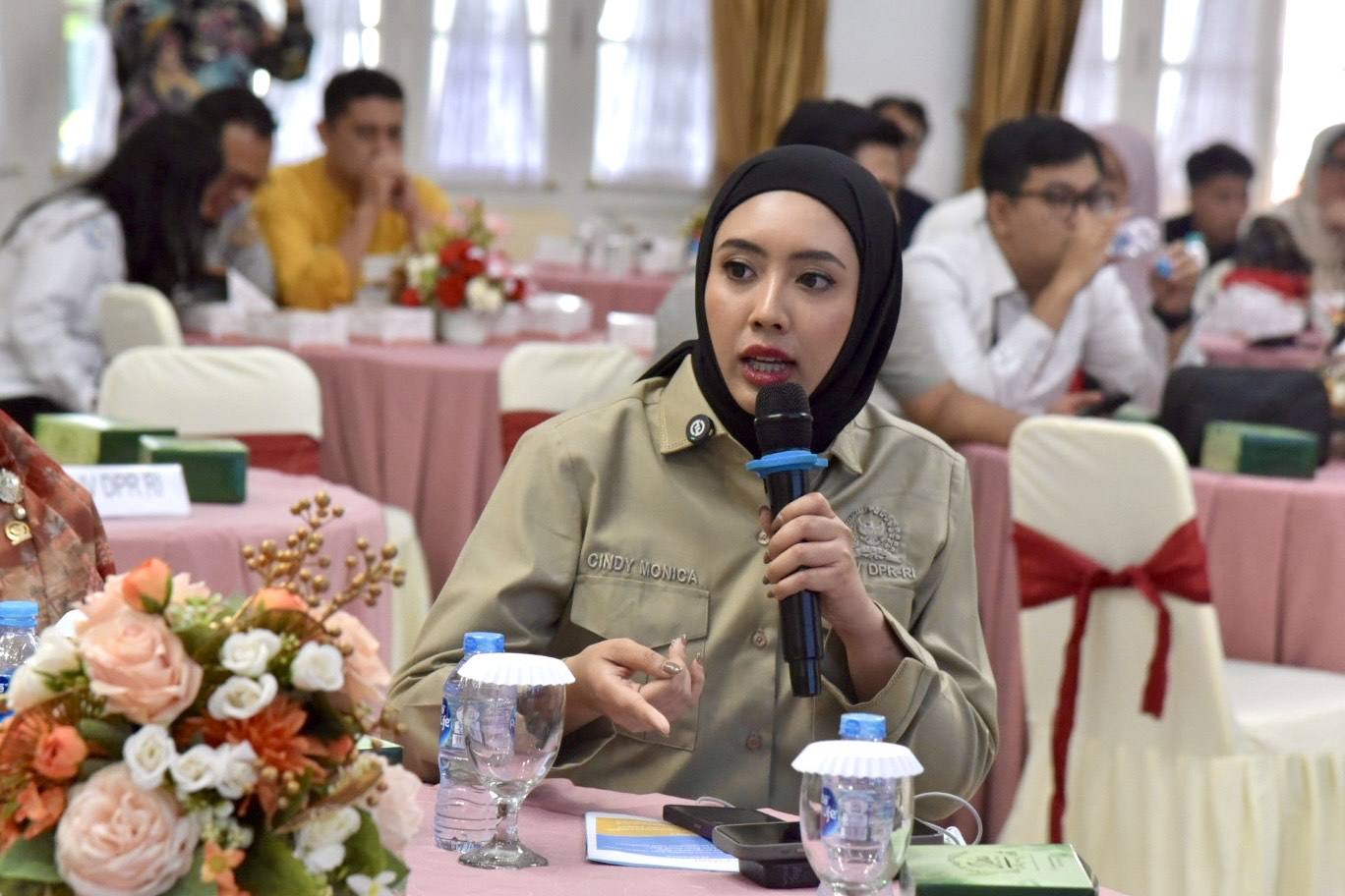 Monica Salsabila Serahkan Bantuan Alsintan kepada 18 Poktan di Pariaman