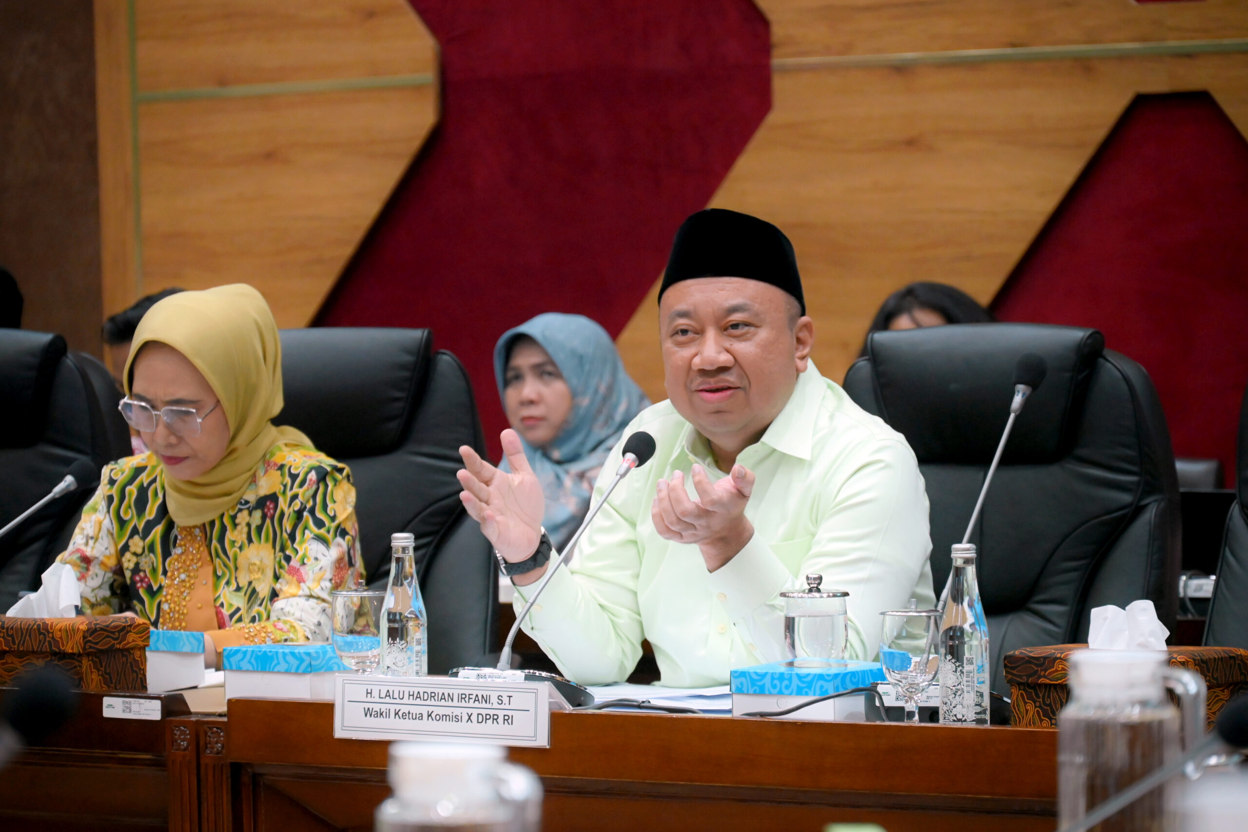 Guru Diwajibkan Rangkap Konselor, Komisi X: Sekolah Harus Tetap Punya Psikolog Profesional