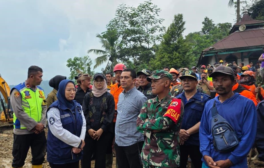 Aqib Tinjau Longsor Pandanarum dan Serahkan Bantuan Korban