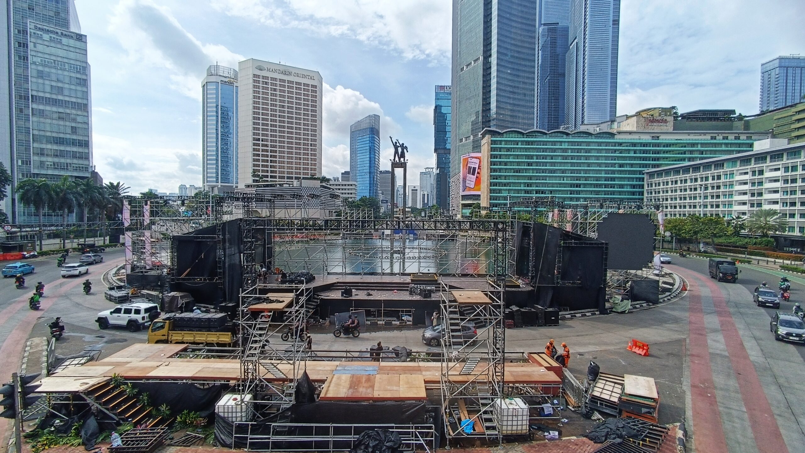 Gemerlap Tahun Baru Berlalu, Harapan Bertahan Saat Fajar Menyingsing di Bundaran HI