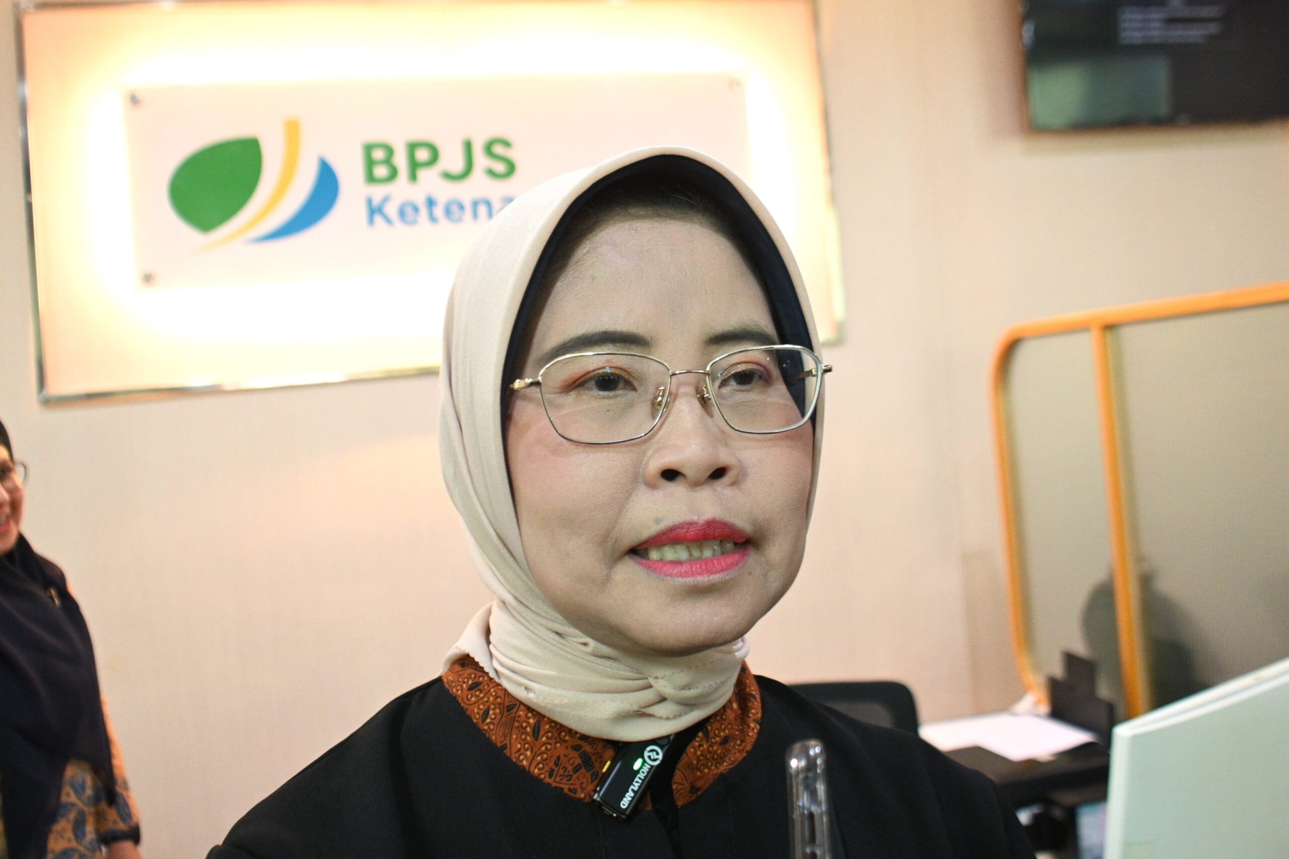 Setjen DPR RI Sampaikan Duka Mendalam, Saksikan Penyerahan Santunan BPJS TK kepada Keluarga Almarhum Syahrizal Yusuf